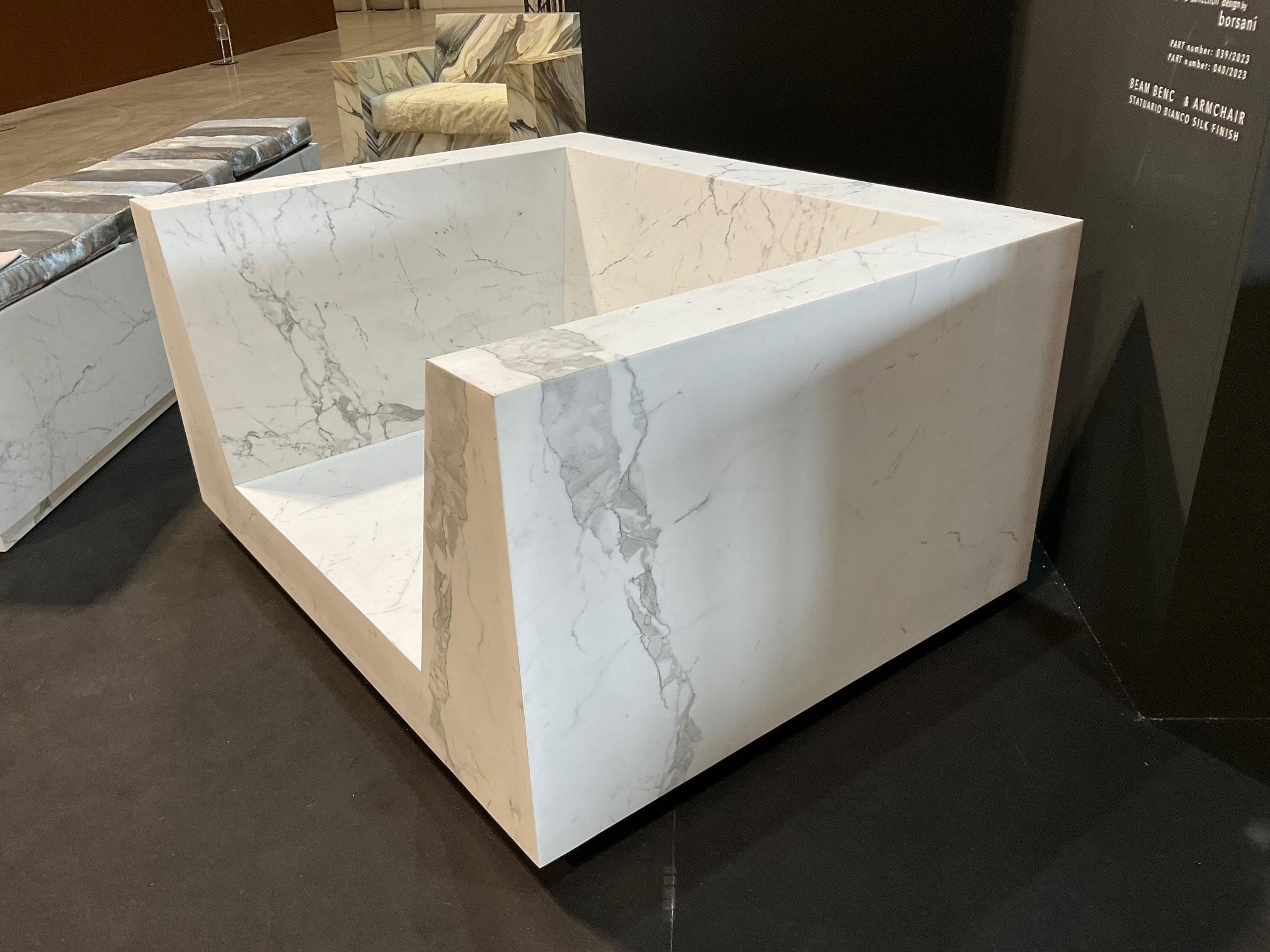 Création d'une ligne de meubles en marbre d'une fine épaisseur de 5 mm avec un système unique au monde en provenance d'Italie afin d'obtenir un meuble léger et solide pour le déplacer facilement. Cette collection de meubles a été conçue & créée par