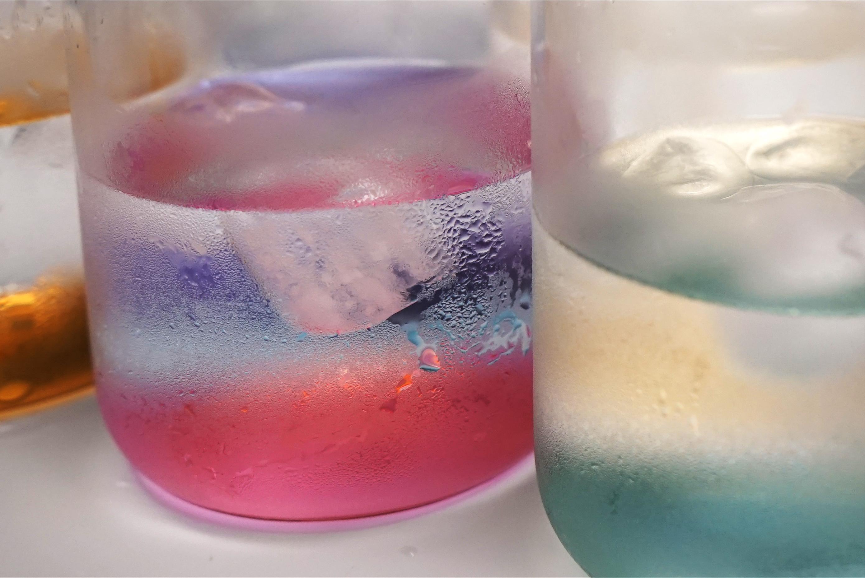 21e siècle - Ensemble de 6 verres colorés en forme d'iris, fabriqués à la main, Kanz Architetti en vente 4