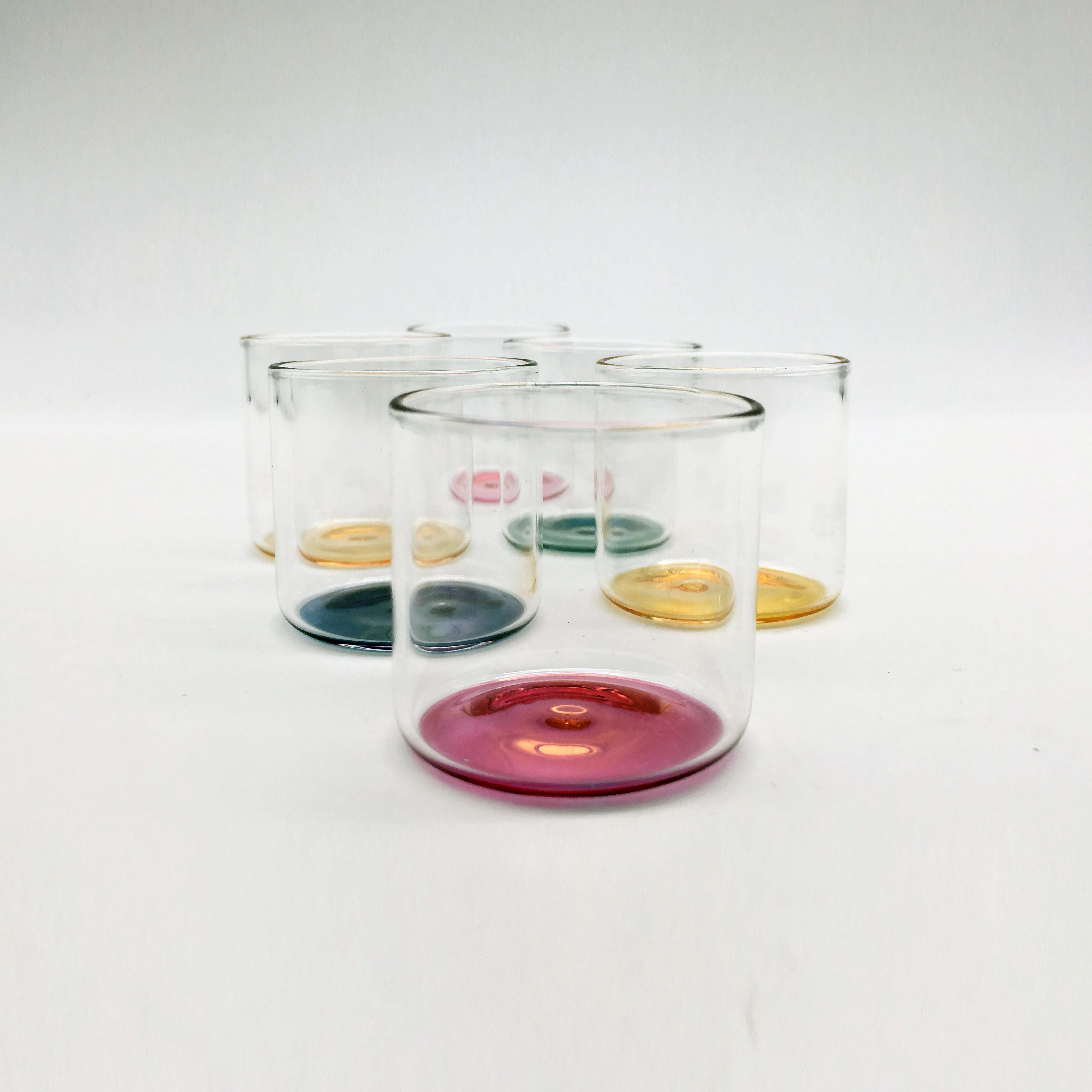 Minimaliste 21e siècle - Ensemble de 6 verres à liqueur colorés Iride, faits à la main, Kanz  en vente