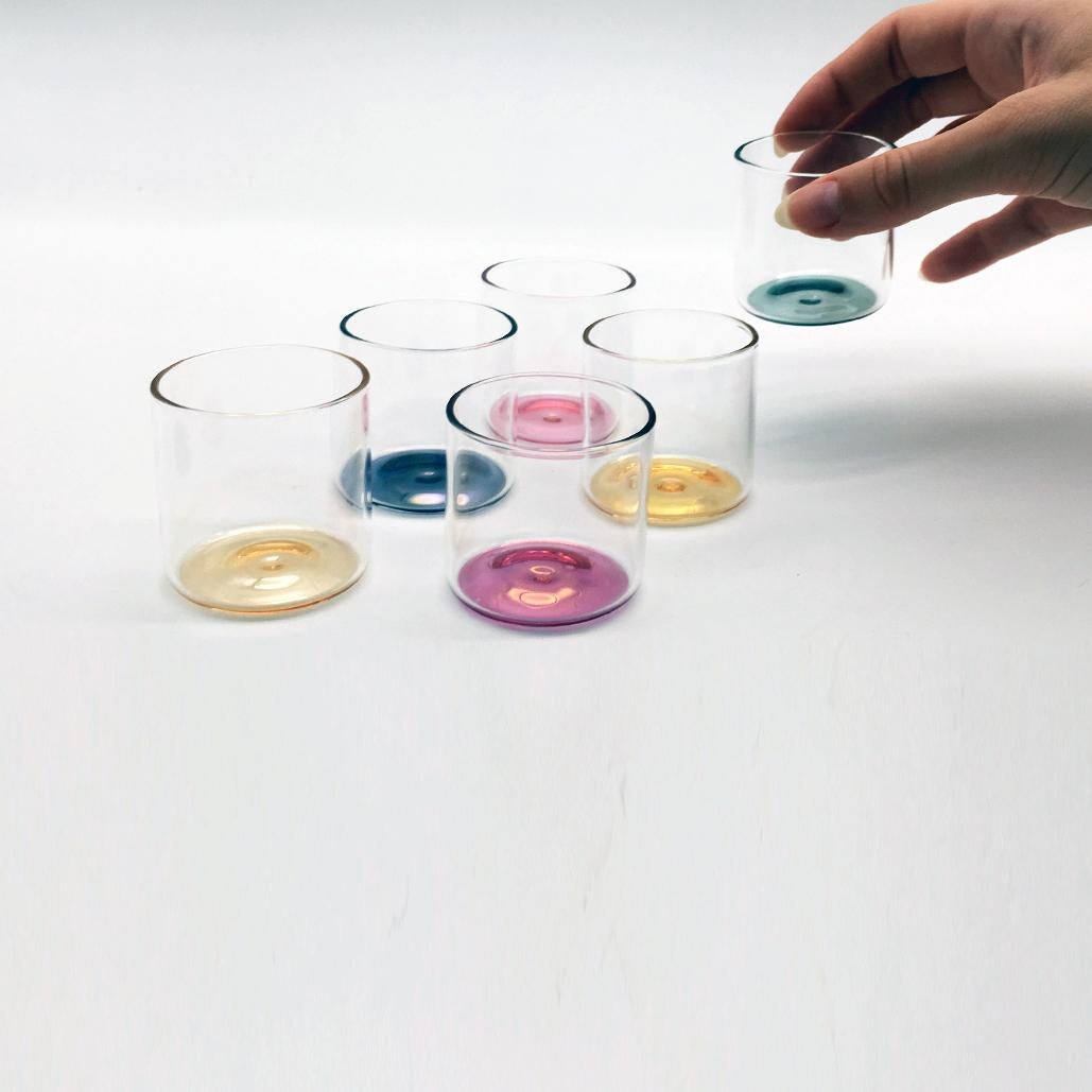 XXIe siècle et contemporain 21e siècle - Ensemble de 6 verres à liqueur colorés Iride, faits à la main, Kanz  en vente