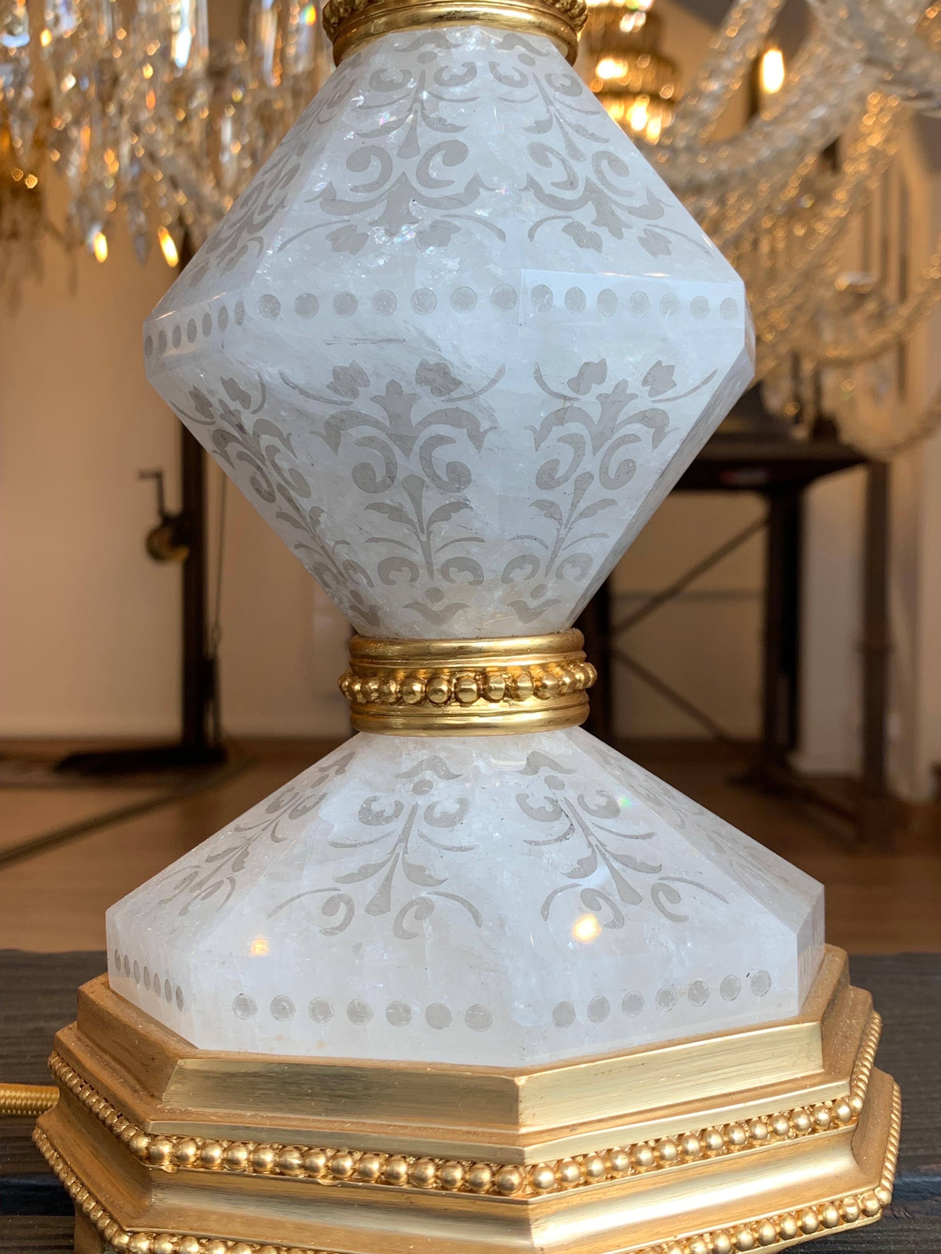 Tischlampe aus Bronze und Bergkristall des 21. Jahrhunderts, graviert mit Radierung (Sonstiges) im Angebot