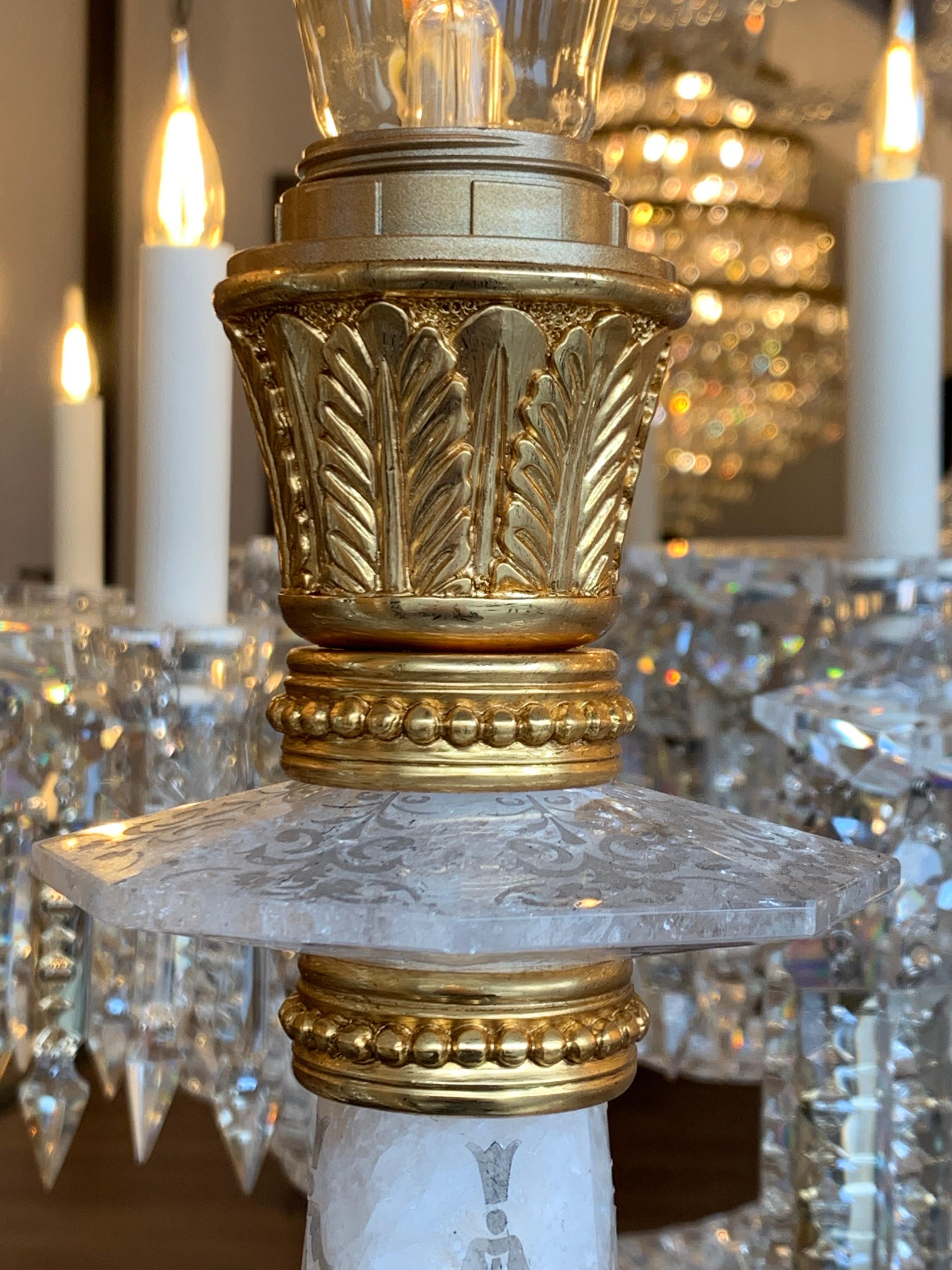 Tischlampe aus Bronze und Bergkristall des 21. Jahrhunderts, graviert mit Radierung (Radiert) im Angebot