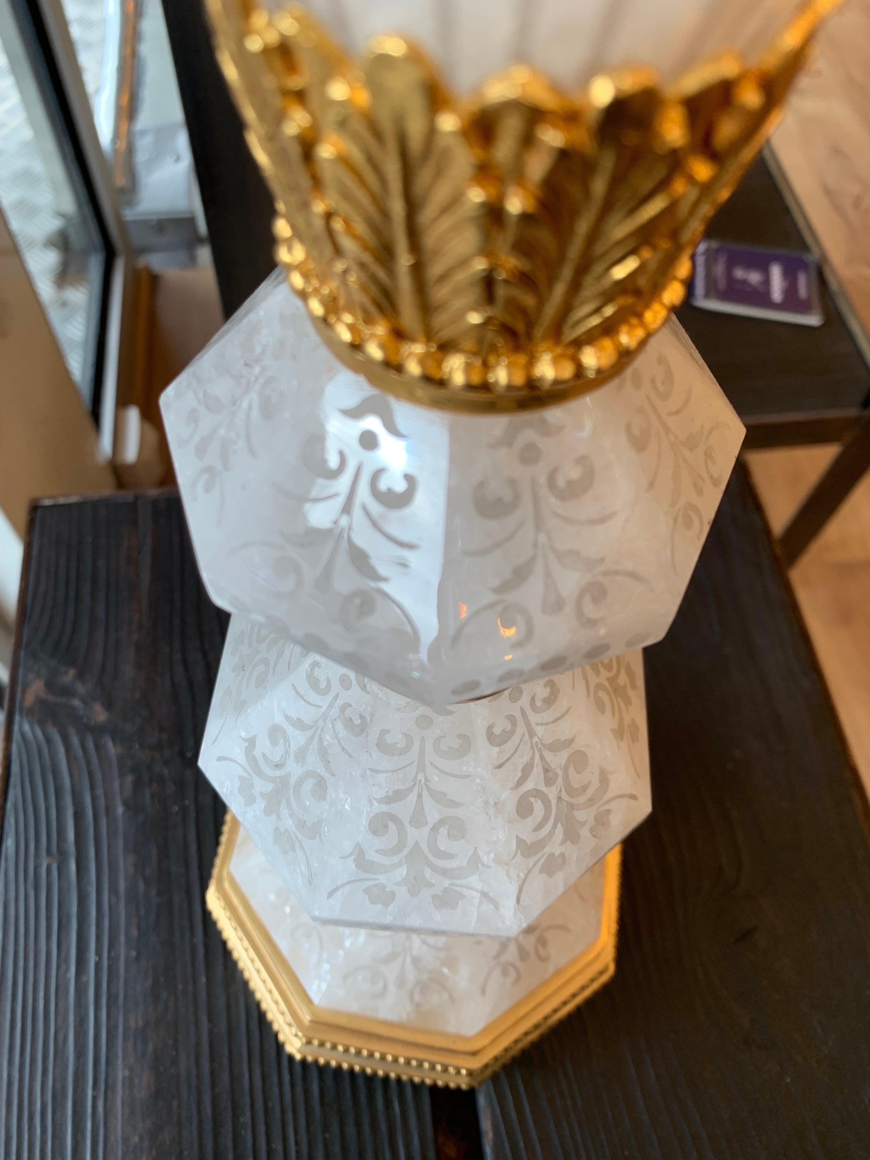 Tischlampe aus Bronze und Bergkristall des 21. Jahrhunderts, graviert mit Radierung (21. Jahrhundert und zeitgenössisch) im Angebot