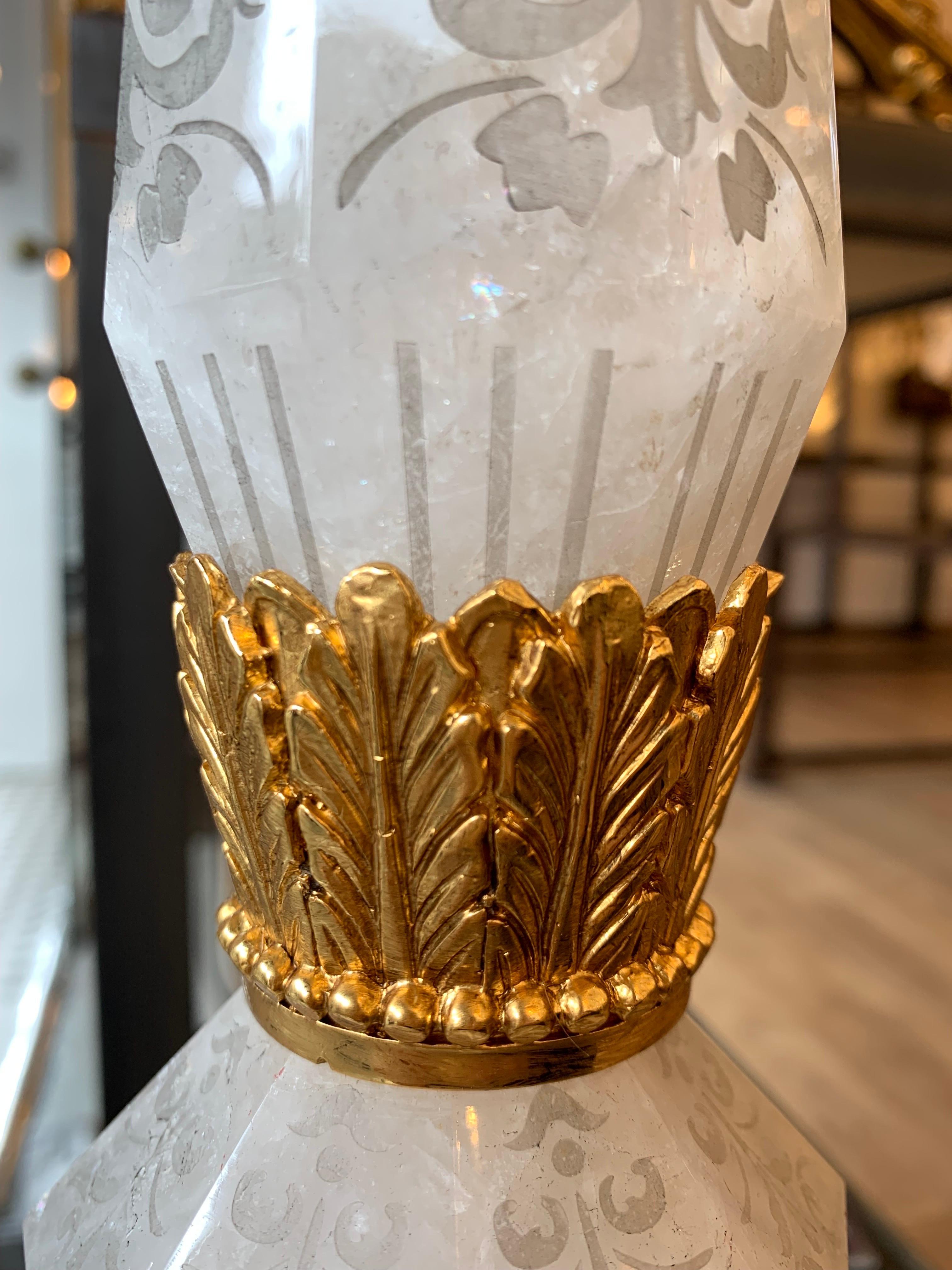 Tischlampe aus Bronze und Bergkristall des 21. Jahrhunderts, graviert mit Radierung im Angebot 1