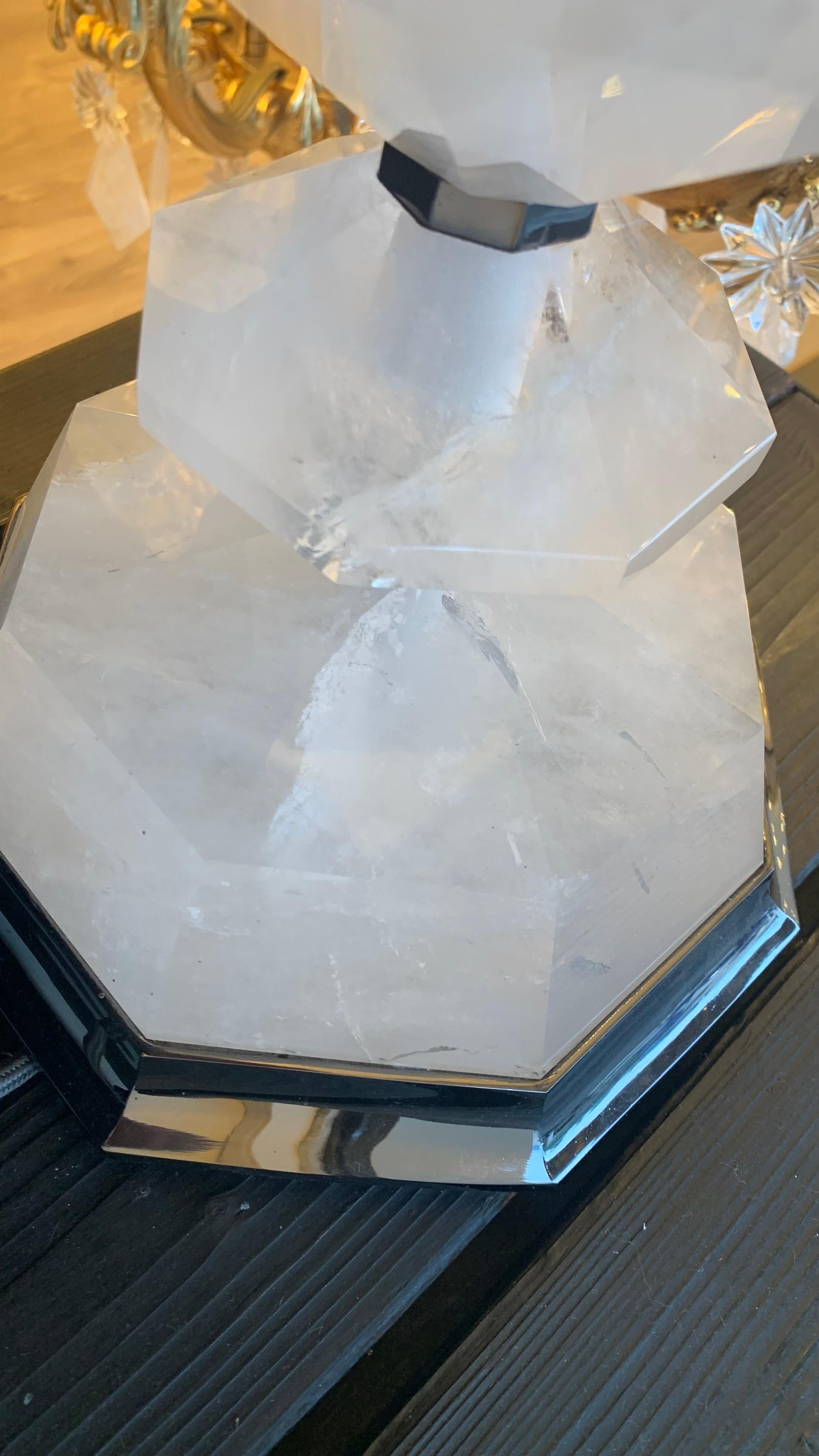 Esta majestuosa y elegante lámpara de Bronce Níquel y Cristal de Roca Ahumado es una creación de nuestro taller.
Se compone de cinco partes geométricas de cristal de roca ahumado. Las piezas de bronce están tratadas de forma fina y puramente sin