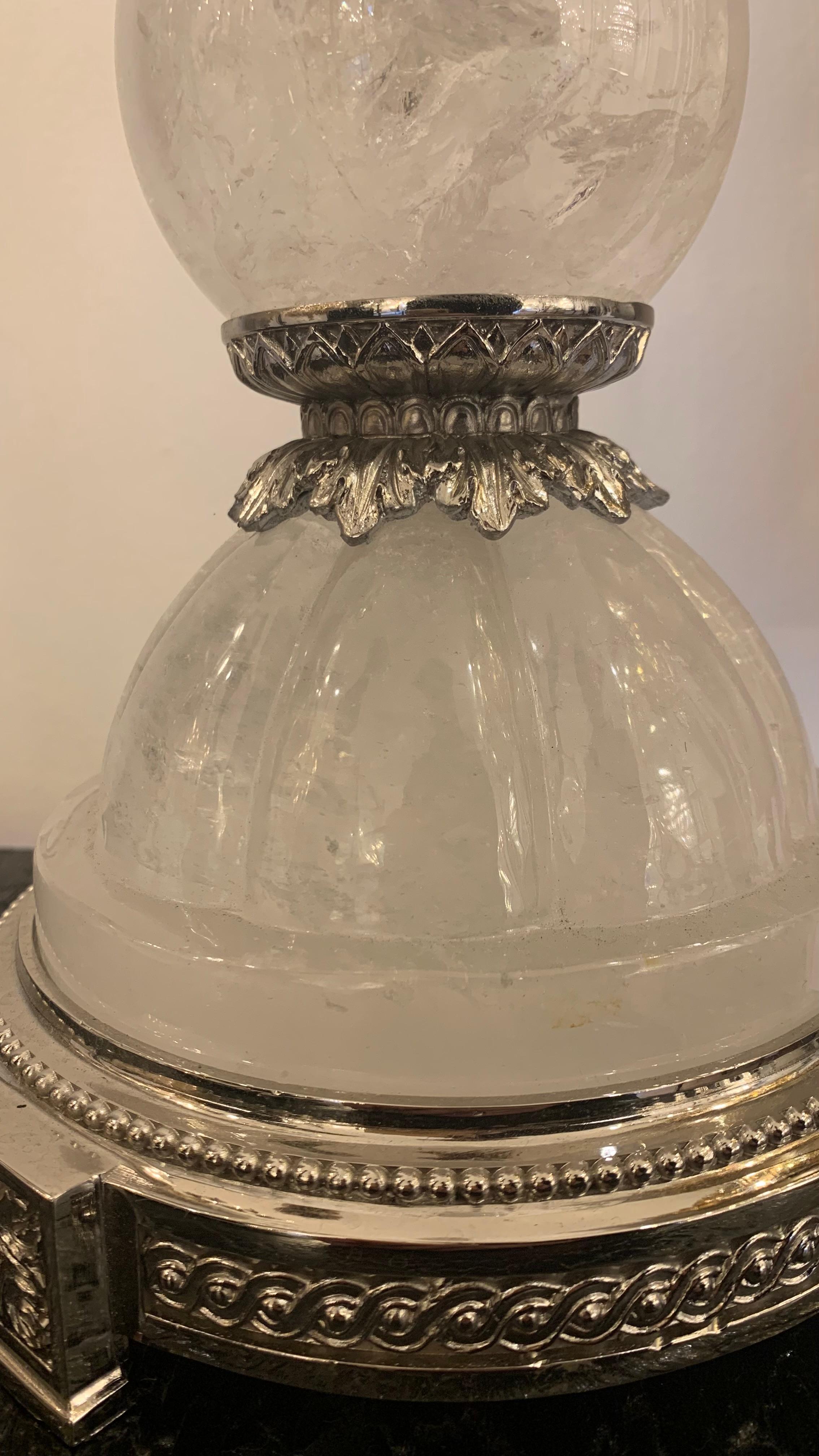 Diese majestätische und elegante Lampe aus Nickel-Bronze und Bergkristall ist eine Kreation aus unserer Werkstatt.
Er besteht aus vier runden Teilen aus Bergkristall. Die Bronzeteile sind fein mit einem griechischen Fries verziert, der manchmal von