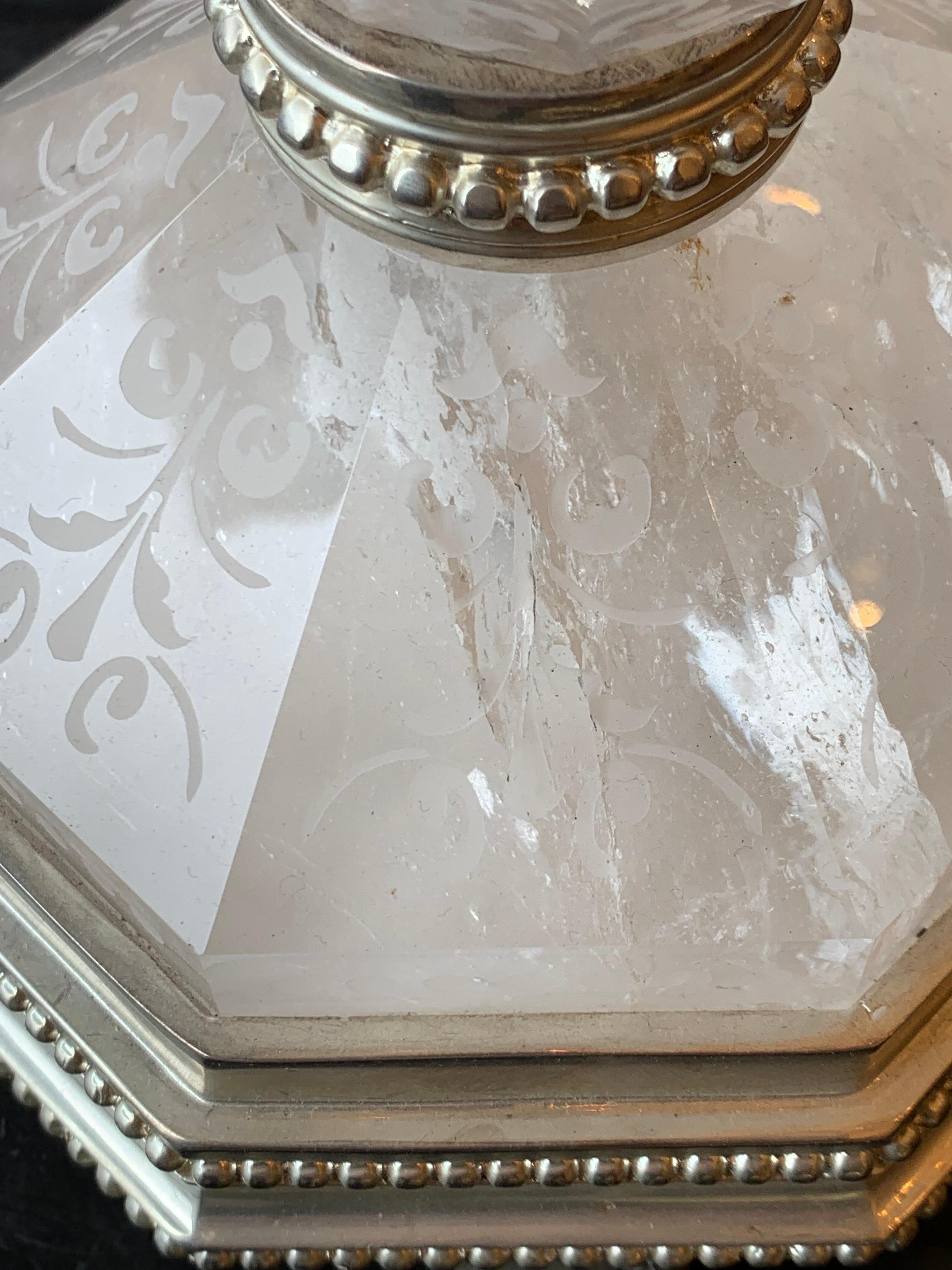 Tischlampe aus Silberbronze und Bergkristall des 21. Jahrhunderts, graviert mit Radierung (Sonstiges) im Angebot