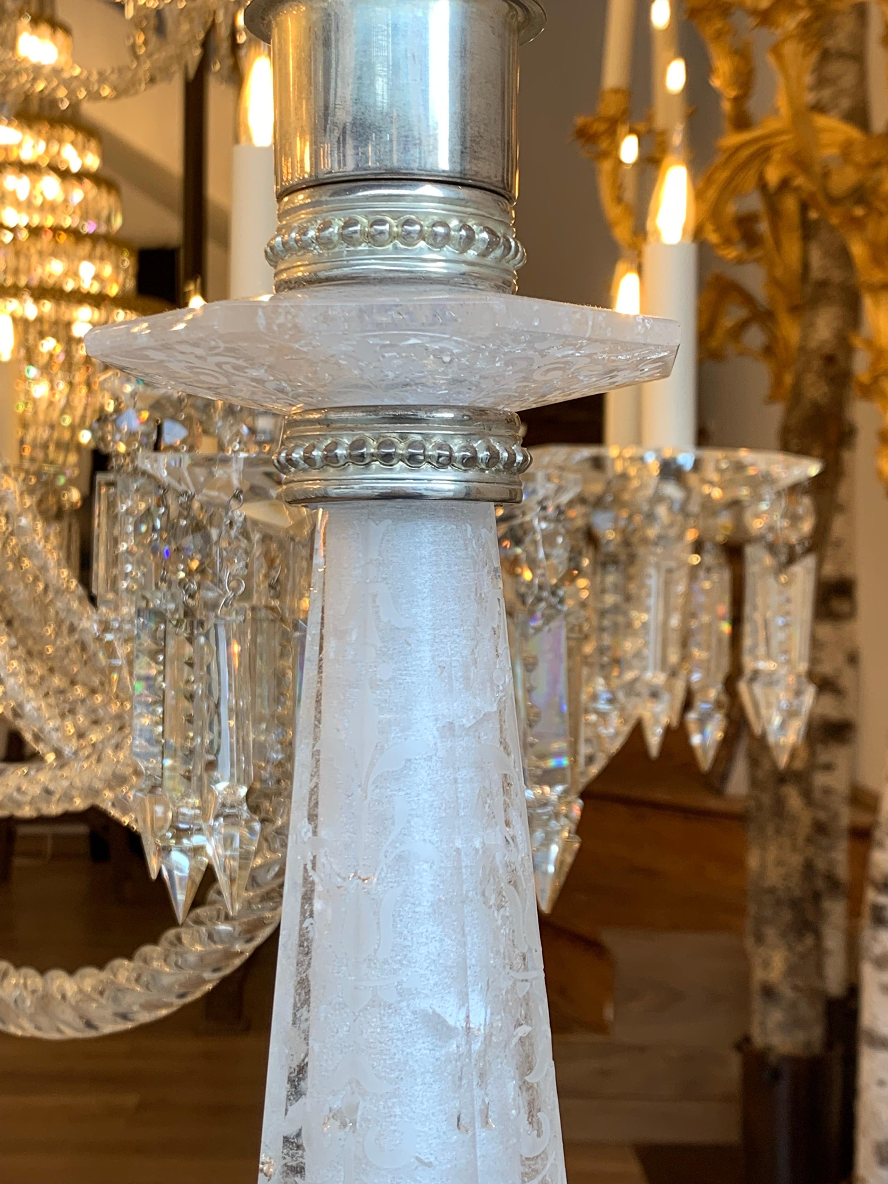 Tischlampe aus Silberbronze und Bergkristall des 21. Jahrhunderts, graviert mit Radierung (Radiert) im Angebot