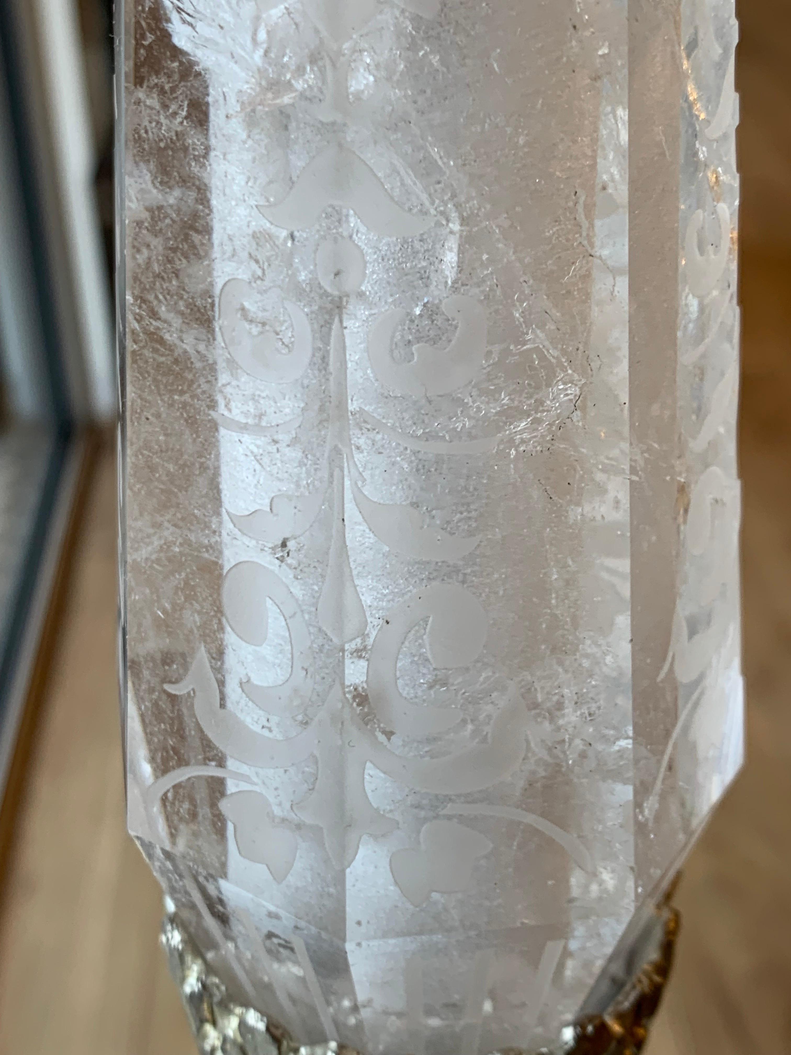 Tischlampe aus Silberbronze und Bergkristall des 21. Jahrhunderts, graviert mit Radierung im Zustand „Neu“ im Angebot in SAINT-OUEN-SUR-SEINE, FR