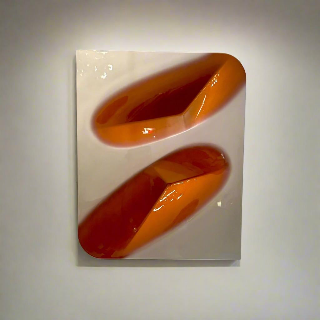 

Objet mural de l'artiste Willi Siber. Laque interférentielle sur MDF avec parties centrales concaves.  La surface de la pièce est activée par le jeu entre les formes ovoïdes concaves opposées et l'entourage en argent. Ce jeu de profondeur par la