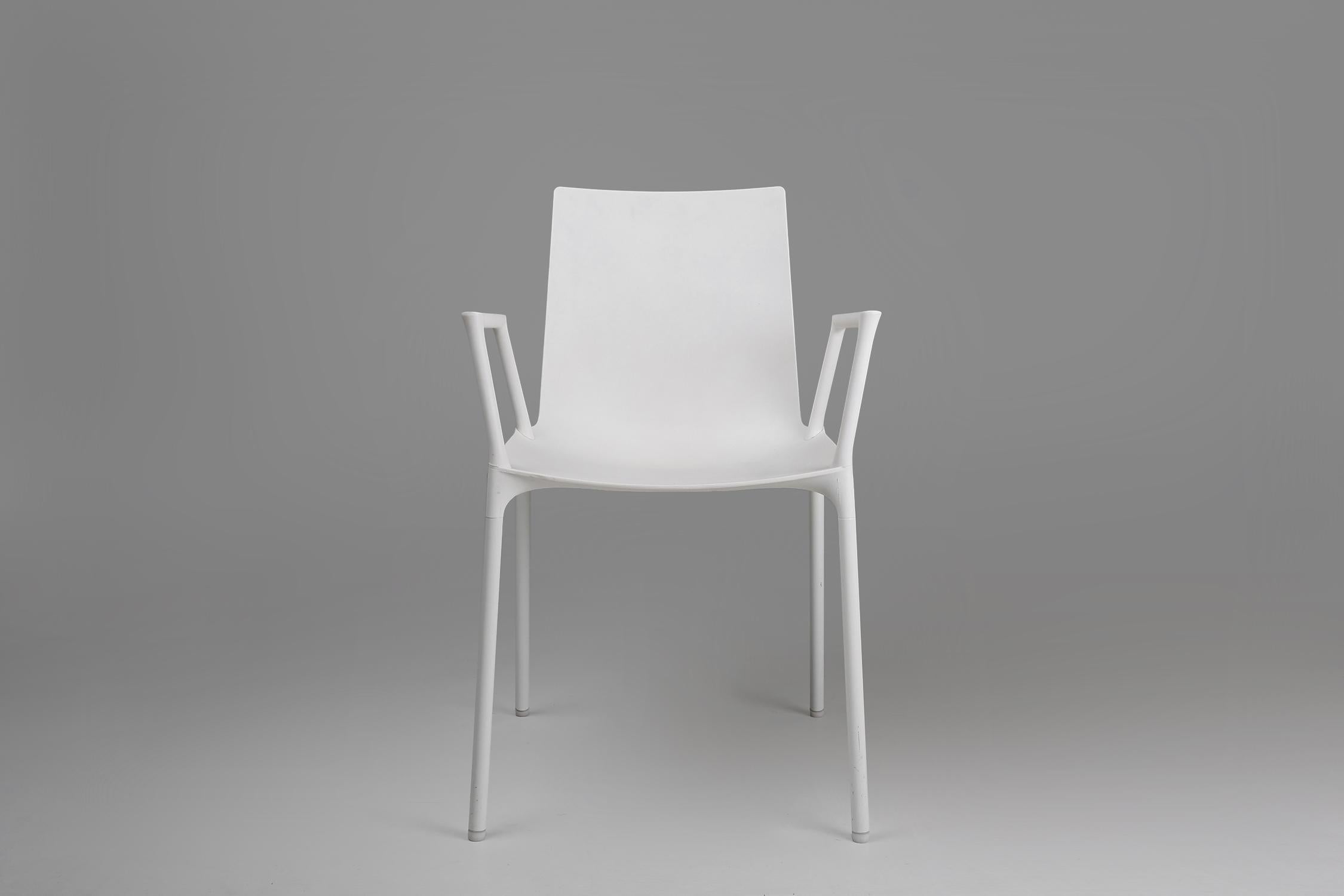 Belgio / 2000 / sedia / plastica / metà secolo / Design

Il design di questa sedia bianca armonizza proprietà apparentemente contraddittorie: da un lato l'aspetto fragile e leggero, dall'altro la struttura robusta e portante. La parte superiore del