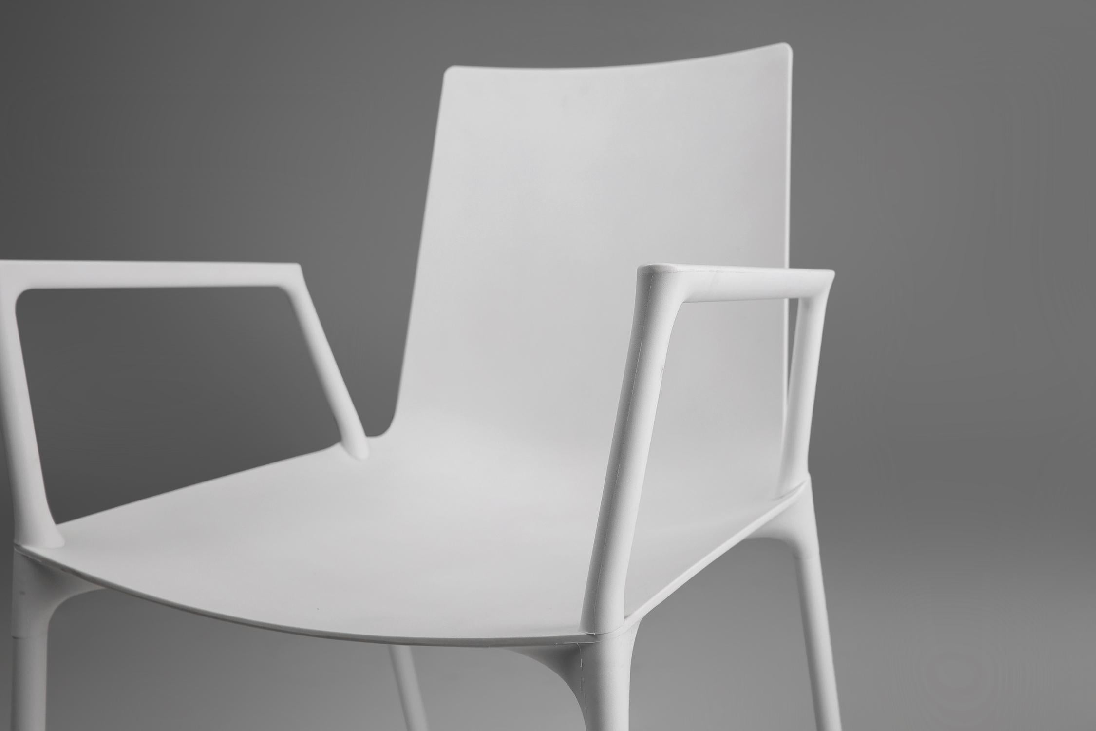 Mid-Century moderno Sedia di design bianca con braccioli del 21° secolo, Belgio in vendita