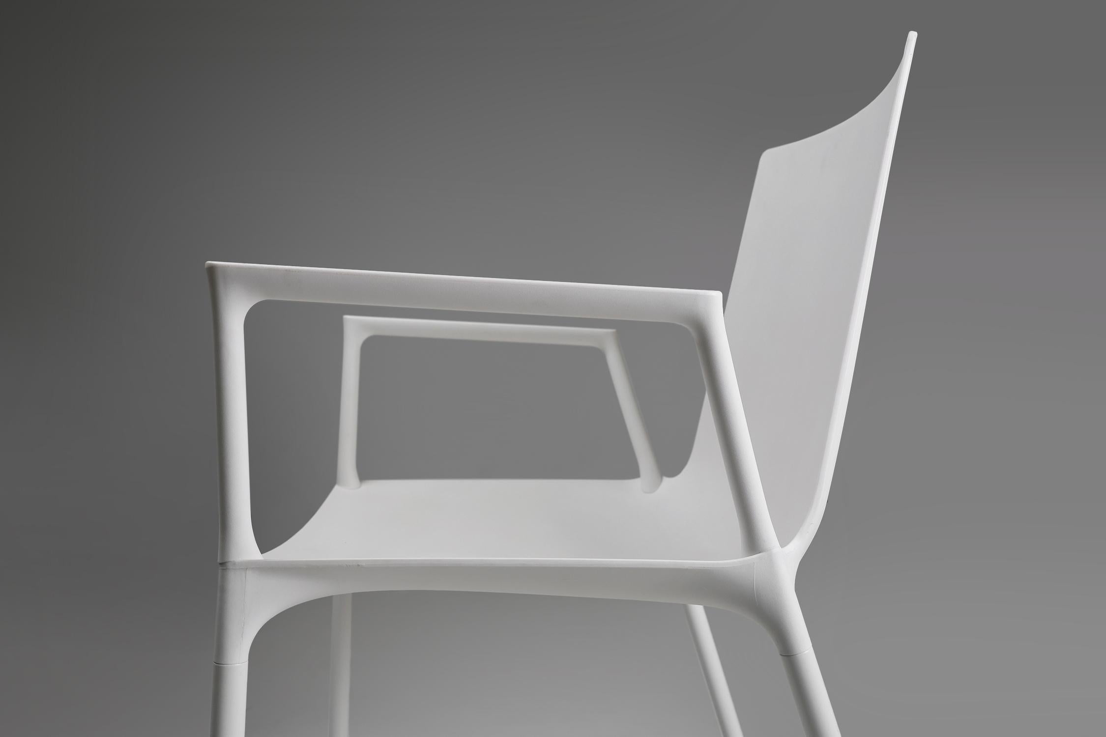 Belga Sedia di design bianca con braccioli del 21° secolo, Belgio in vendita