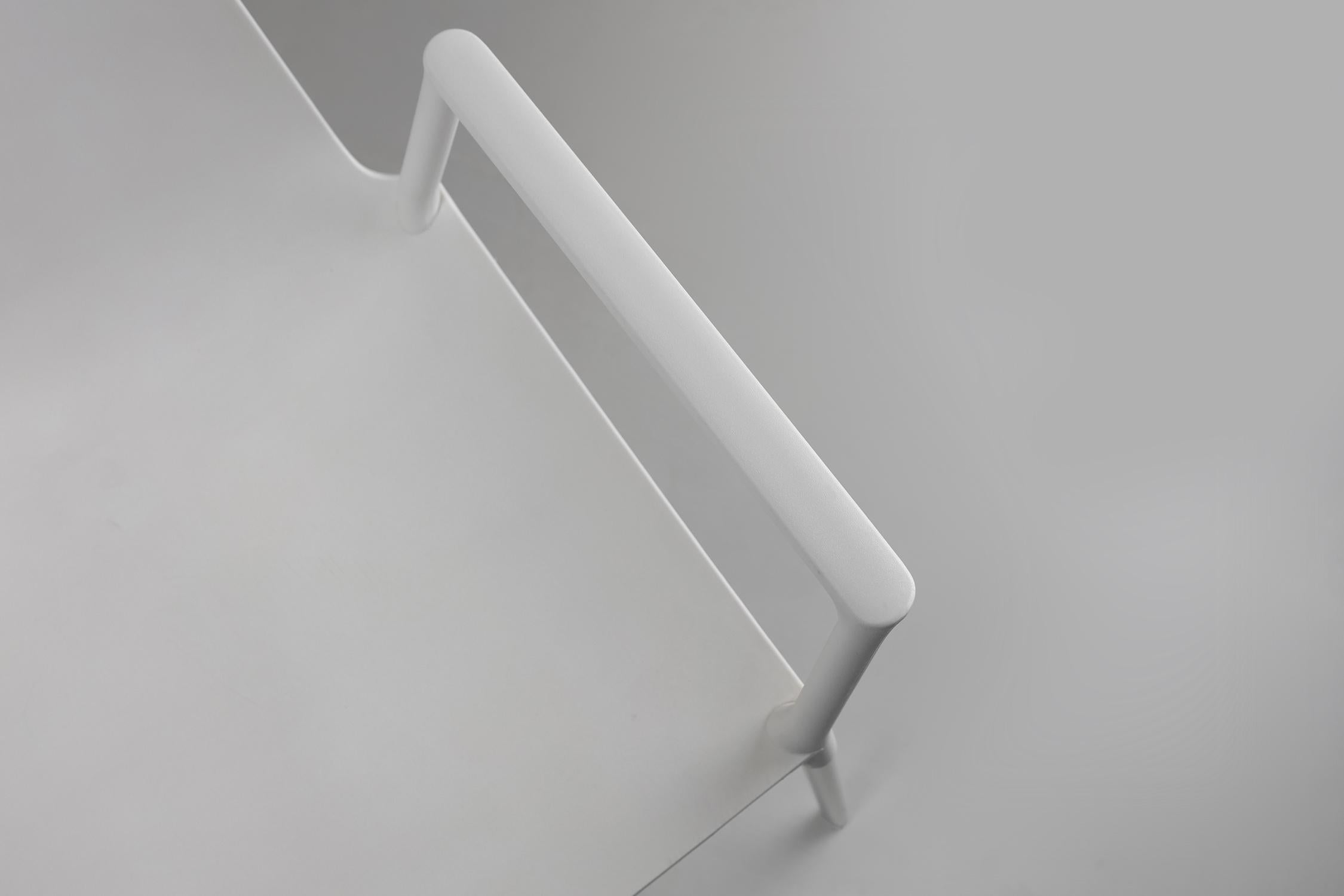 XXI secolo e contemporaneo Sedia di design bianca con braccioli del 21° secolo, Belgio in vendita