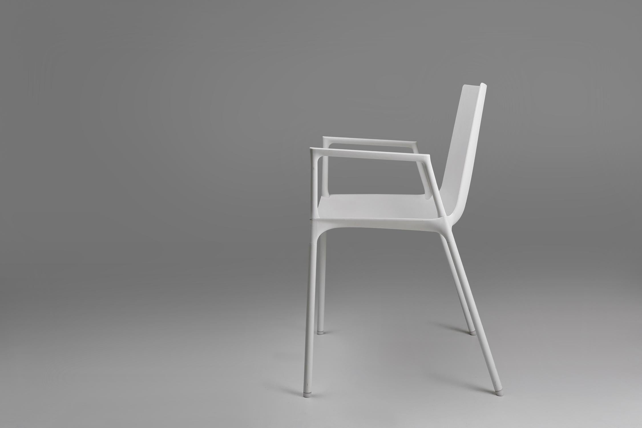 Plastica Sedia di design bianca con braccioli del 21° secolo, Belgio in vendita