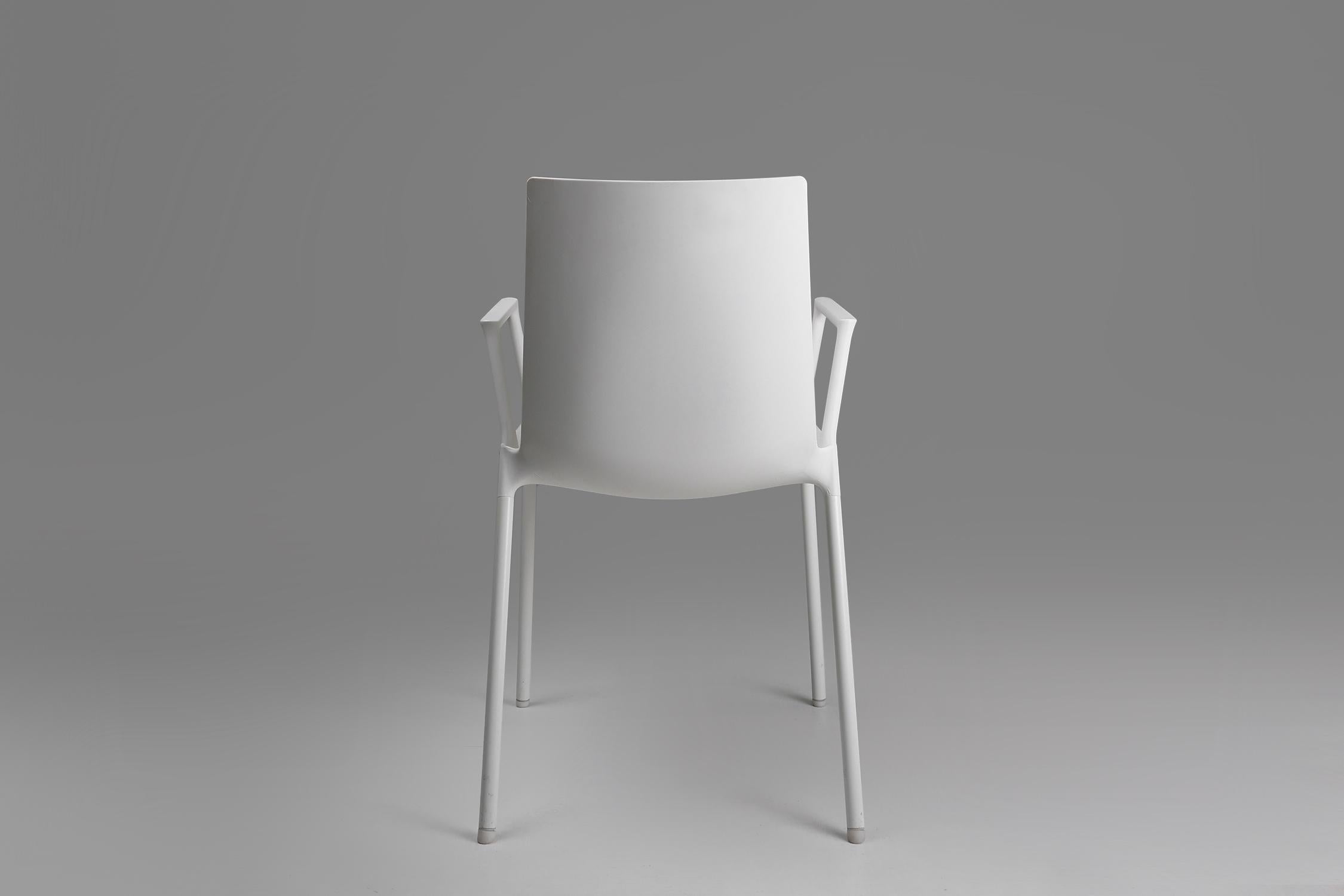 Sedia di design bianca con braccioli del 21° secolo, Belgio in vendita 2