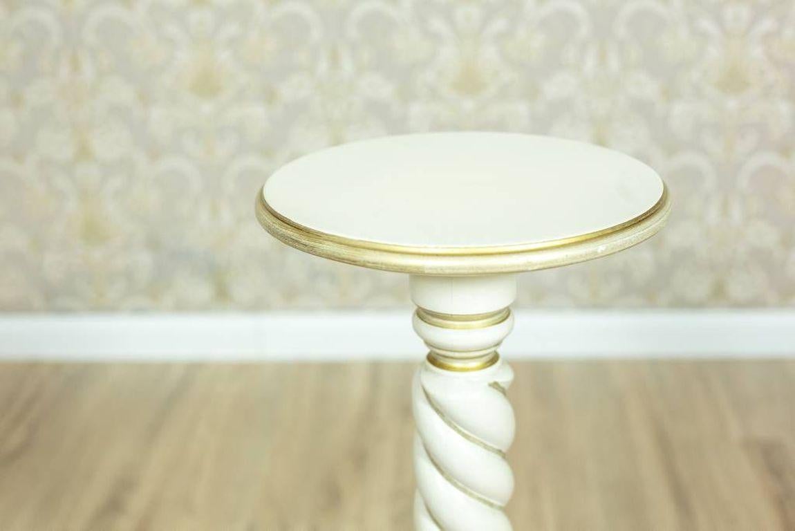 A contemporary pedestal on a spiral, turned leg, painted in white and gold.
It can serve both as a flowerbed or to exhibit, e.g. a sculpture or a single piece of china.

Measure: Height: 65 cm

Presented item is in very good condition.

The