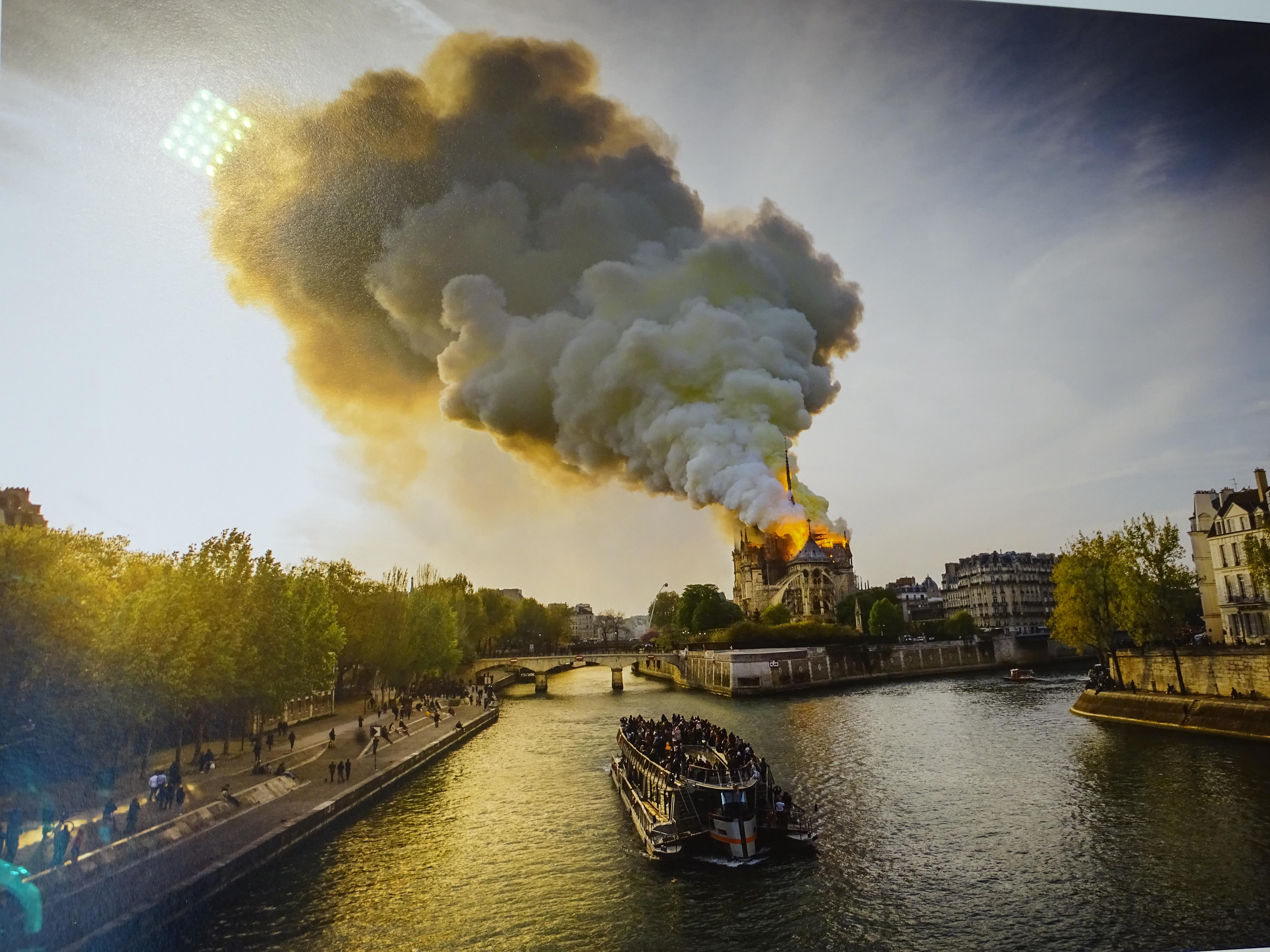 Amazing and unique digital French printing in platinum palladium by Gilles BASSIGNAC
Notre Dame Cathedral fire, Paris, France, 15th April 2019
Digital print on 315 g Hanemulhe Rag Baryta fine art paper
Measures: 50 x 70
Born in Angers in 1961,