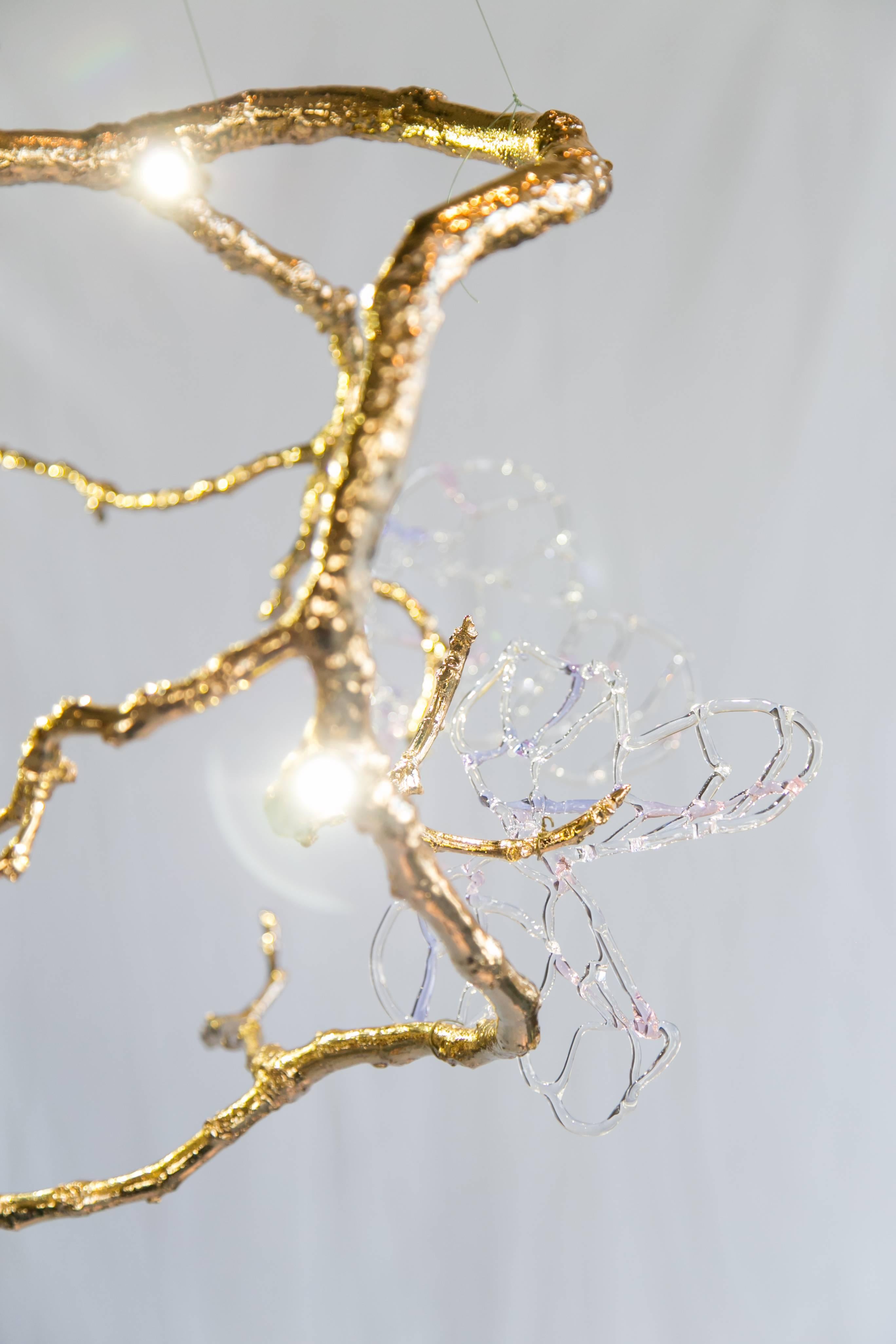 Skulpturale moderne handgefertigte Pendelleuchte, LED-Lampe aus Messing und Kunstglas. Kronleuchter (21. Jahrhundert und zeitgenössisch) im Angebot