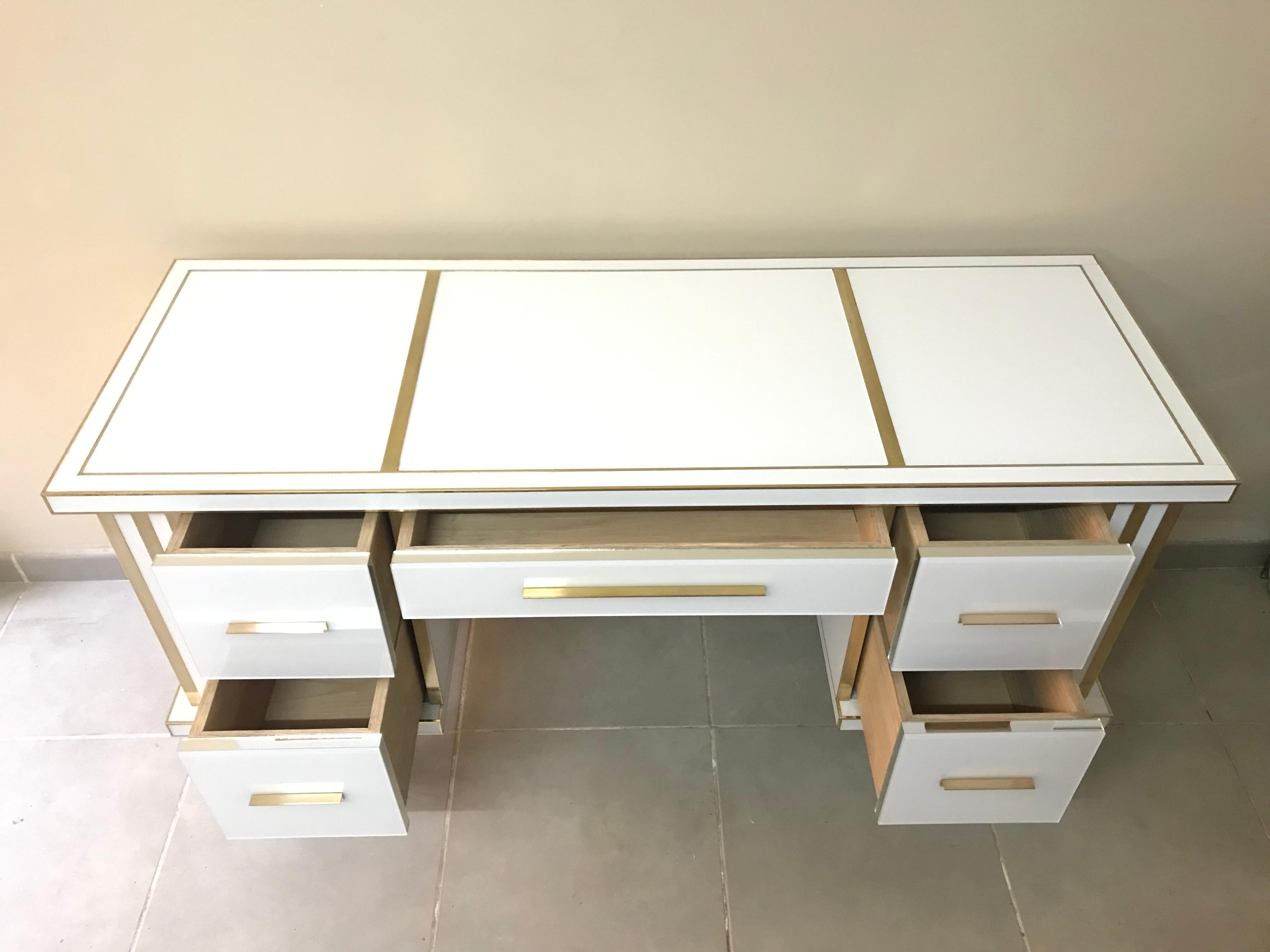 Lovely white mirror desk or vanity table
A statement of elegance and quality
Single piece of the collection
Mirrored, 21st century

Measures: Height from the floor to the central drawer: 23.62 in.