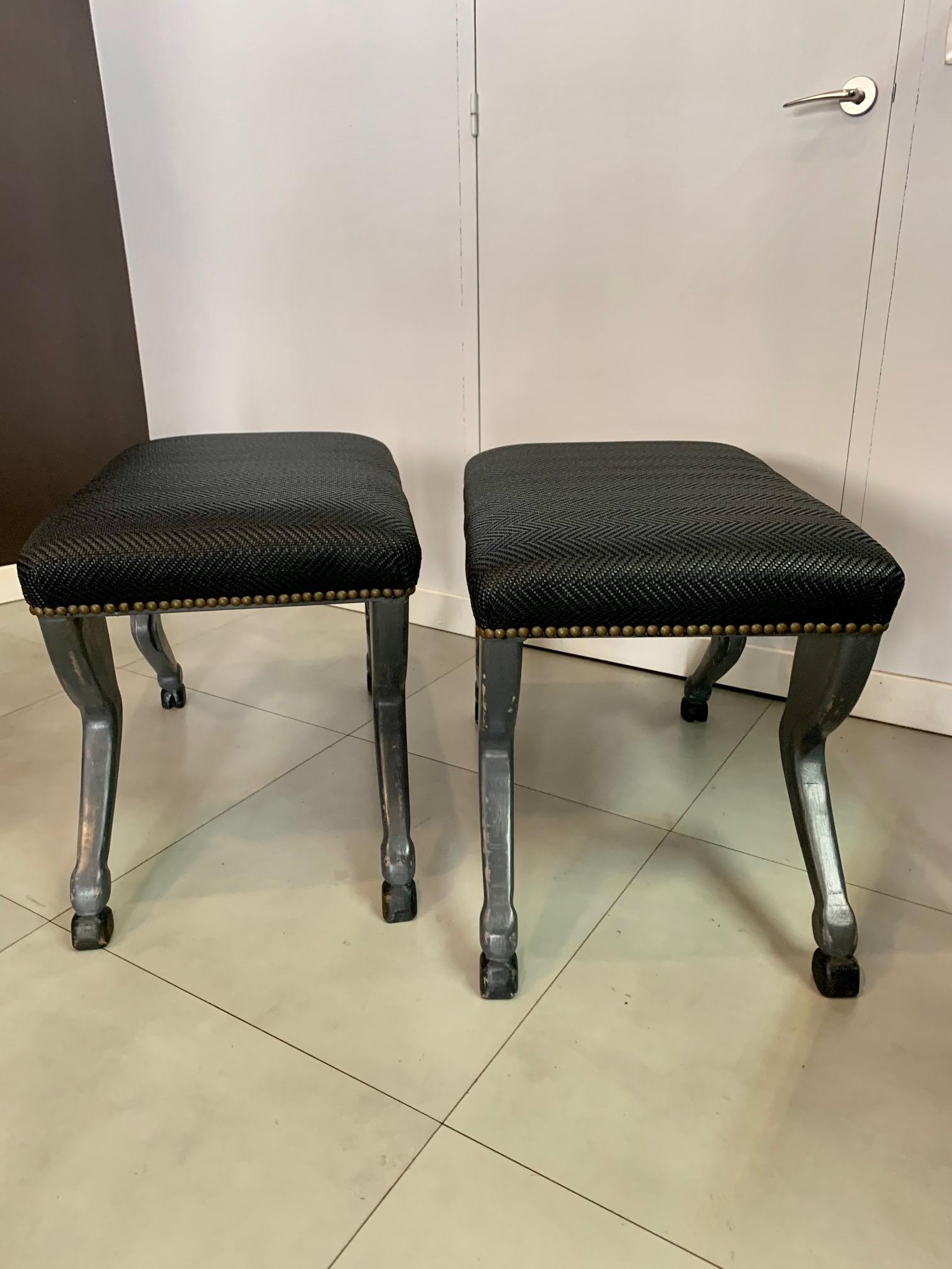 XXIe siècle et contemporain Paire de bancs pour chevaux à pieds, peints et sculptés à la main, datant du 21e siècle en vente