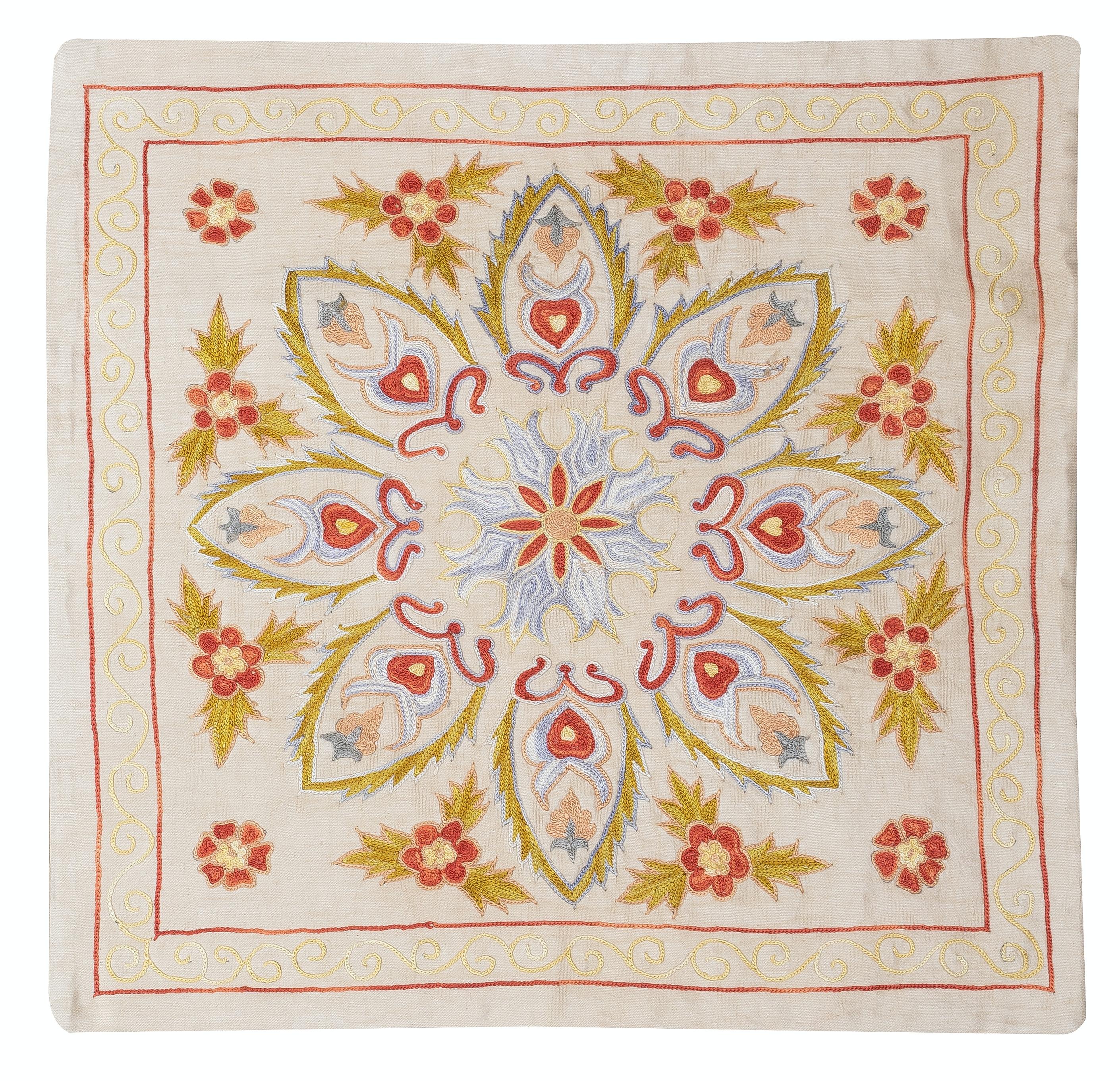 Nuovo copricuscino ricamato a mano in 100% seta - autentica arte tessile uzbeka

Eleva l'arredamento della tua casa con questo raffinato copricuscino Suzani ricamato a mano, realizzato al 100% in pura seta da abili artigiani dell'Uzbekistan.