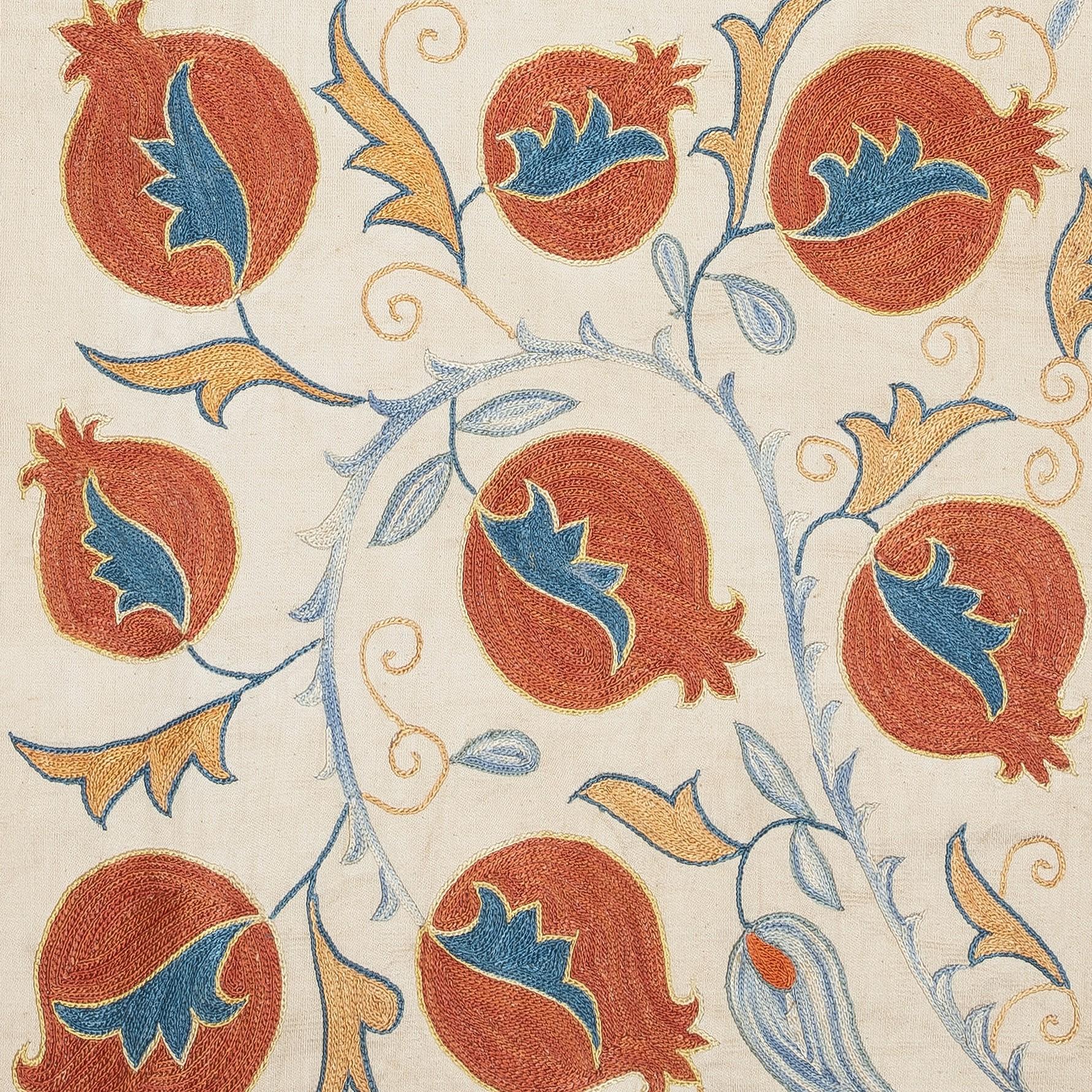 Nuovo copricuscino ricamato a mano in 100% seta - autentica arte tessile uzbeka

Eleva l'arredamento della tua casa con questo raffinato copricuscino Suzani ricamato a mano, realizzato al 100% in pura seta da abili artigiani dell'Uzbekistan.