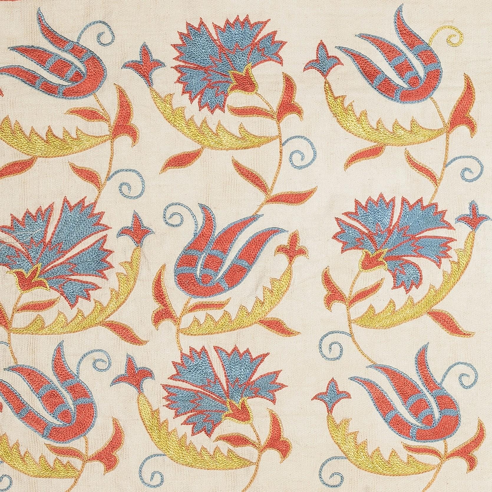 Nouvelle housse de coussin 100% soie brodée à la main - Art textile ouzbek authentique

Rehaussez votre décoration intérieure avec cette exquise housse de coussin Suzani brodée à la main, fabriquée à partir de 100 % de soie pure par des artisans