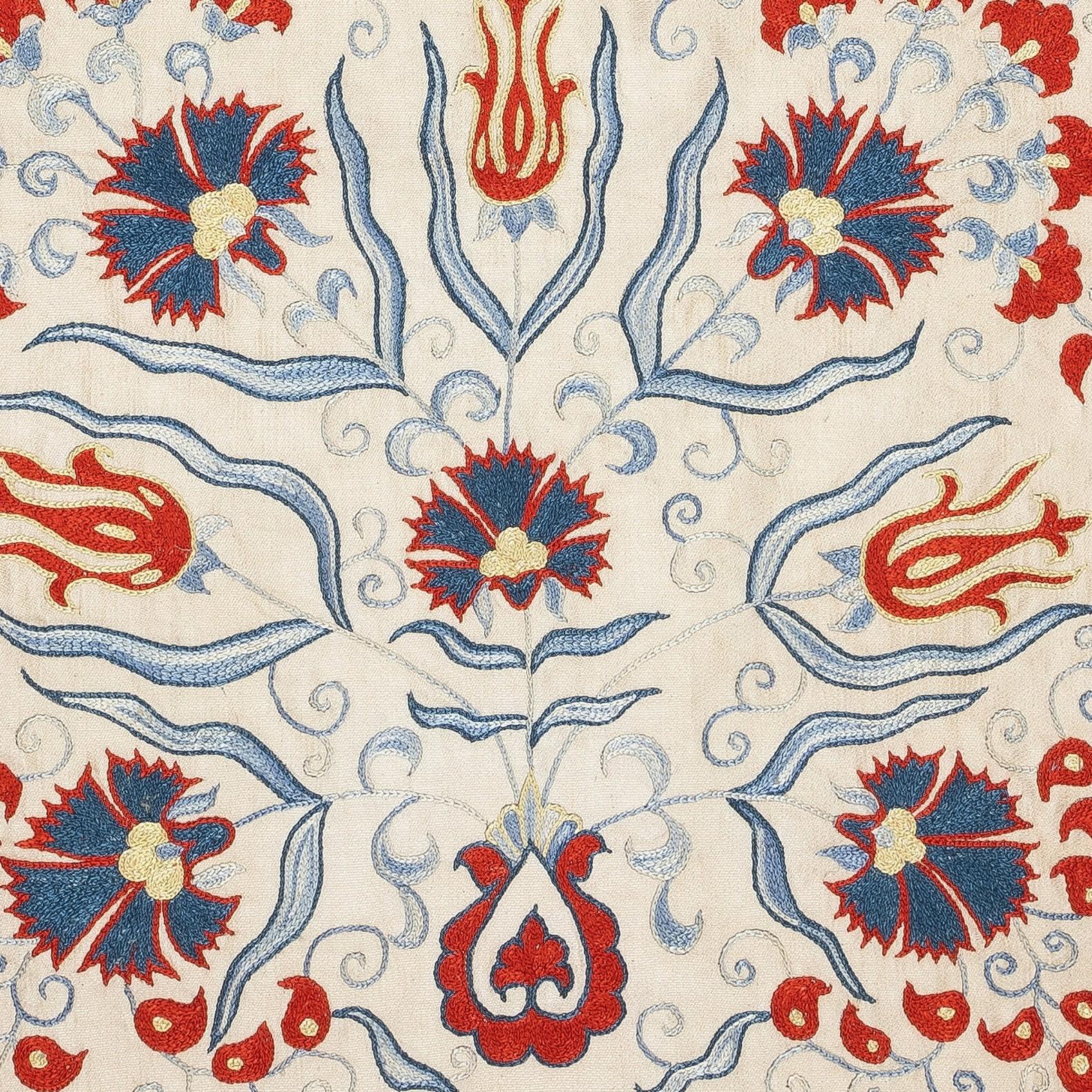 Nouvelle housse de coussin 100% soie brodée à la main - Art textile ouzbek authentique

Rehaussez votre décoration intérieure avec cette exquise housse de coussin Suzani brodée à la main, fabriquée à partir de 100 % de soie pure par des artisans