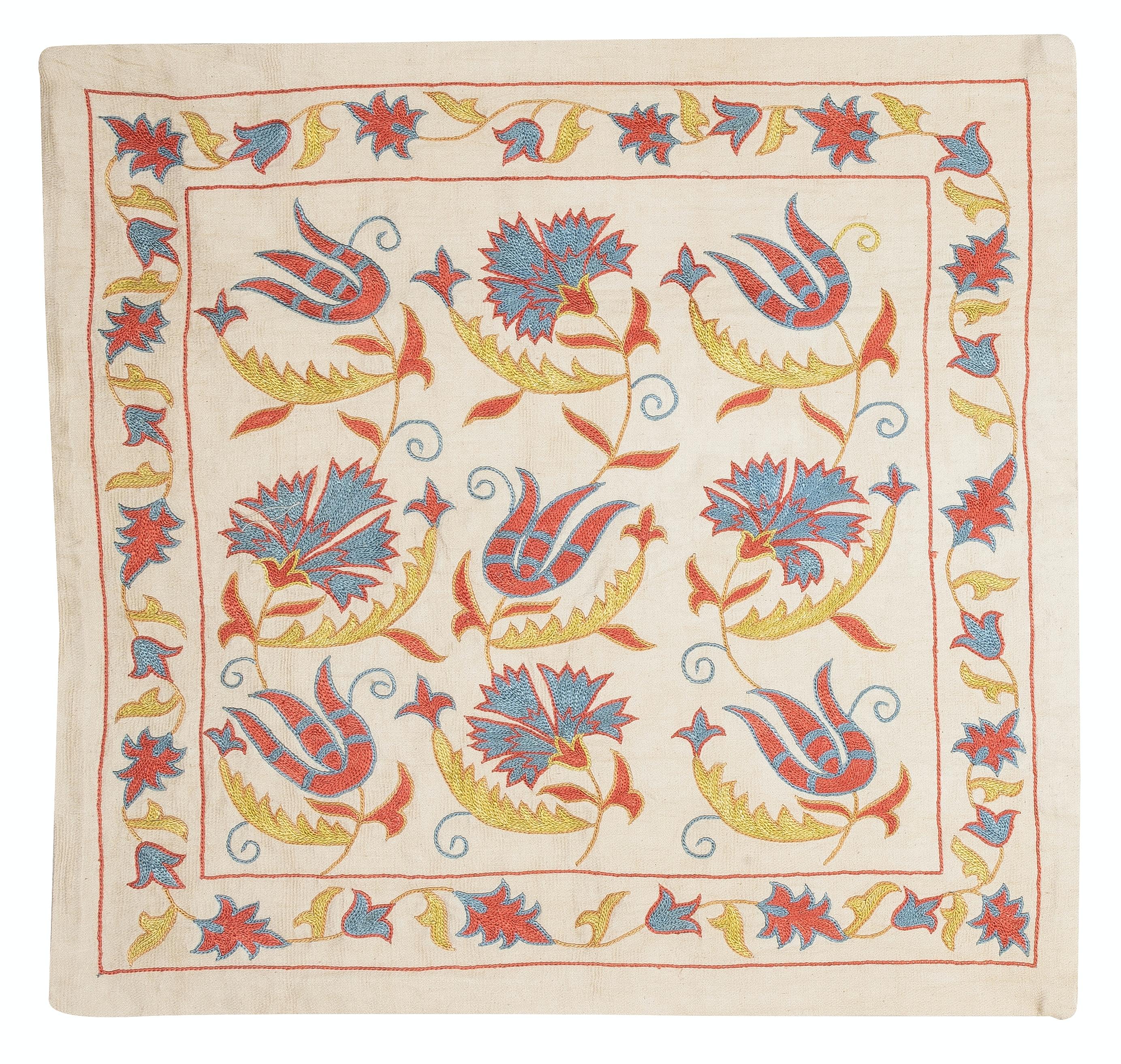 Nouvelle housse de coussin 100% soie brodée à la main - Art textile ouzbek authentique

Rehaussez votre décoration intérieure avec cette exquise housse de coussin Suzani brodée à la main, fabriquée à partir de 100 % de soie pure par des artisans