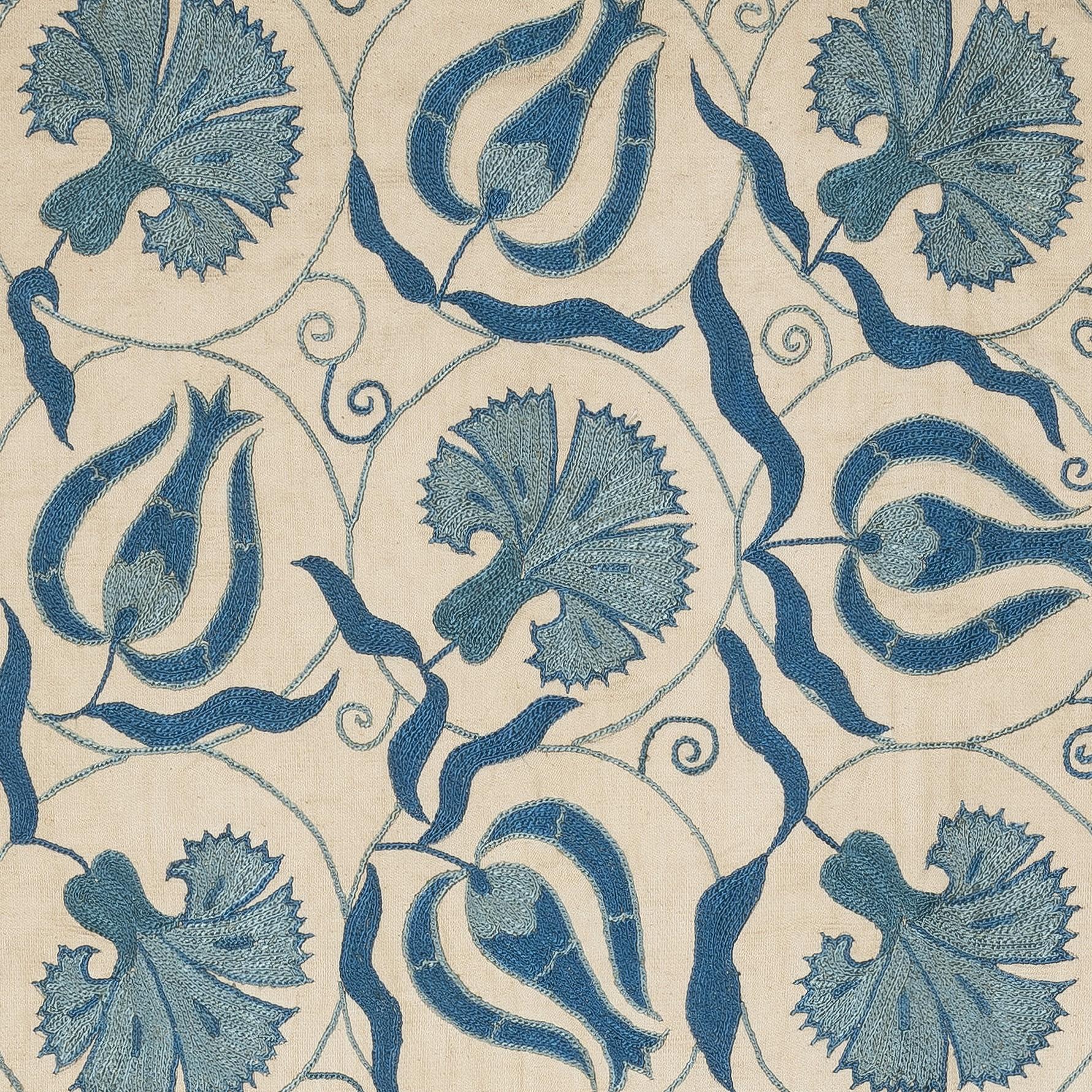 Nouvelle housse de coussin 100% soie brodée à la main - Art textile ouzbek authentique

Rehaussez votre décoration intérieure avec cette exquise housse de coussin Suzani brodée à la main, fabriquée à partir de 100 % de soie pure par des artisans