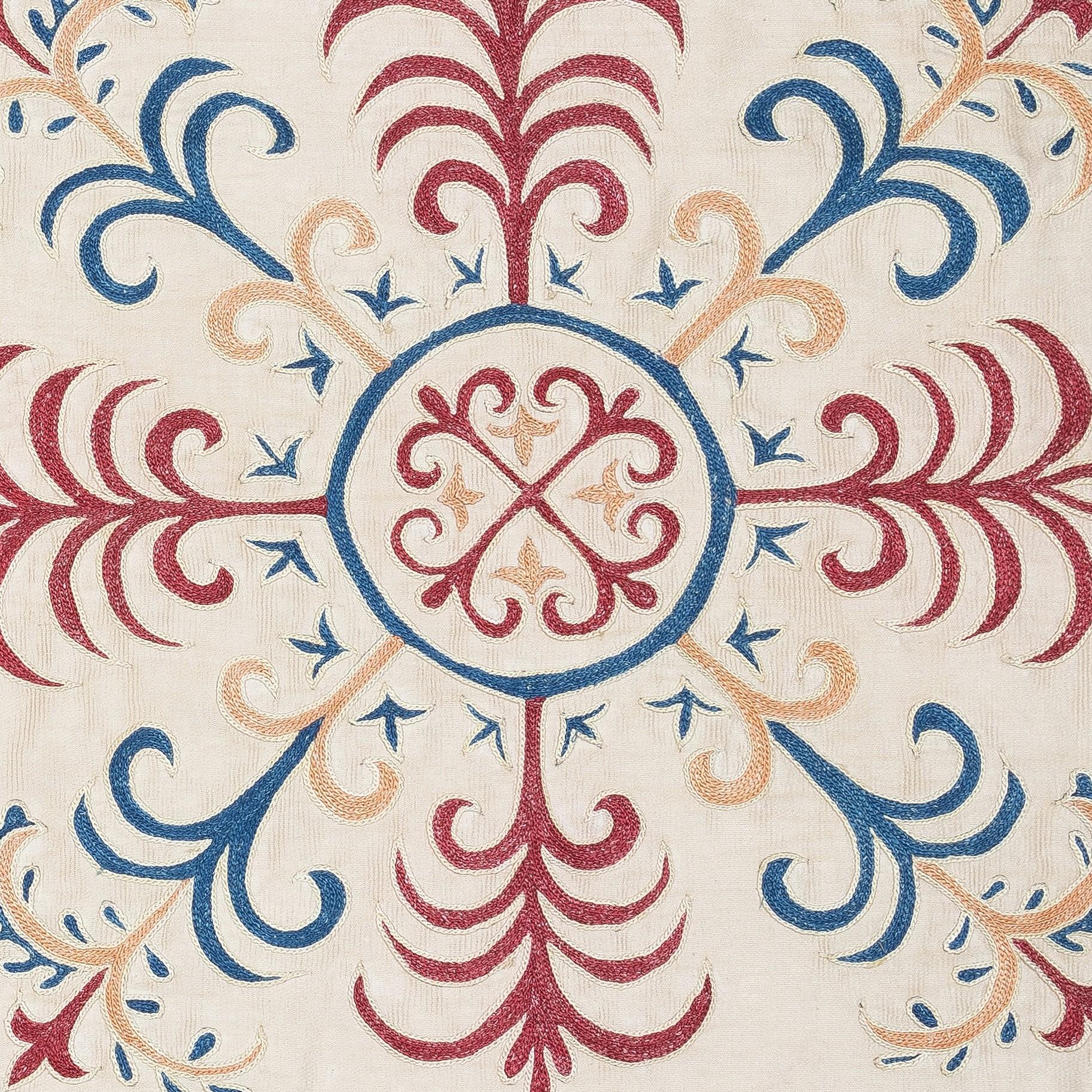 Neuer handbestickter Kissenbezug aus 100% Seide - Authentische usbekische Textilkunst

Verschönern Sie Ihr Zuhause mit diesem exquisiten, handbestickten Suzani-Kissenbezug, der von erfahrenen Kunsthandwerkern in Usbekistan aus 100 % reiner Seide