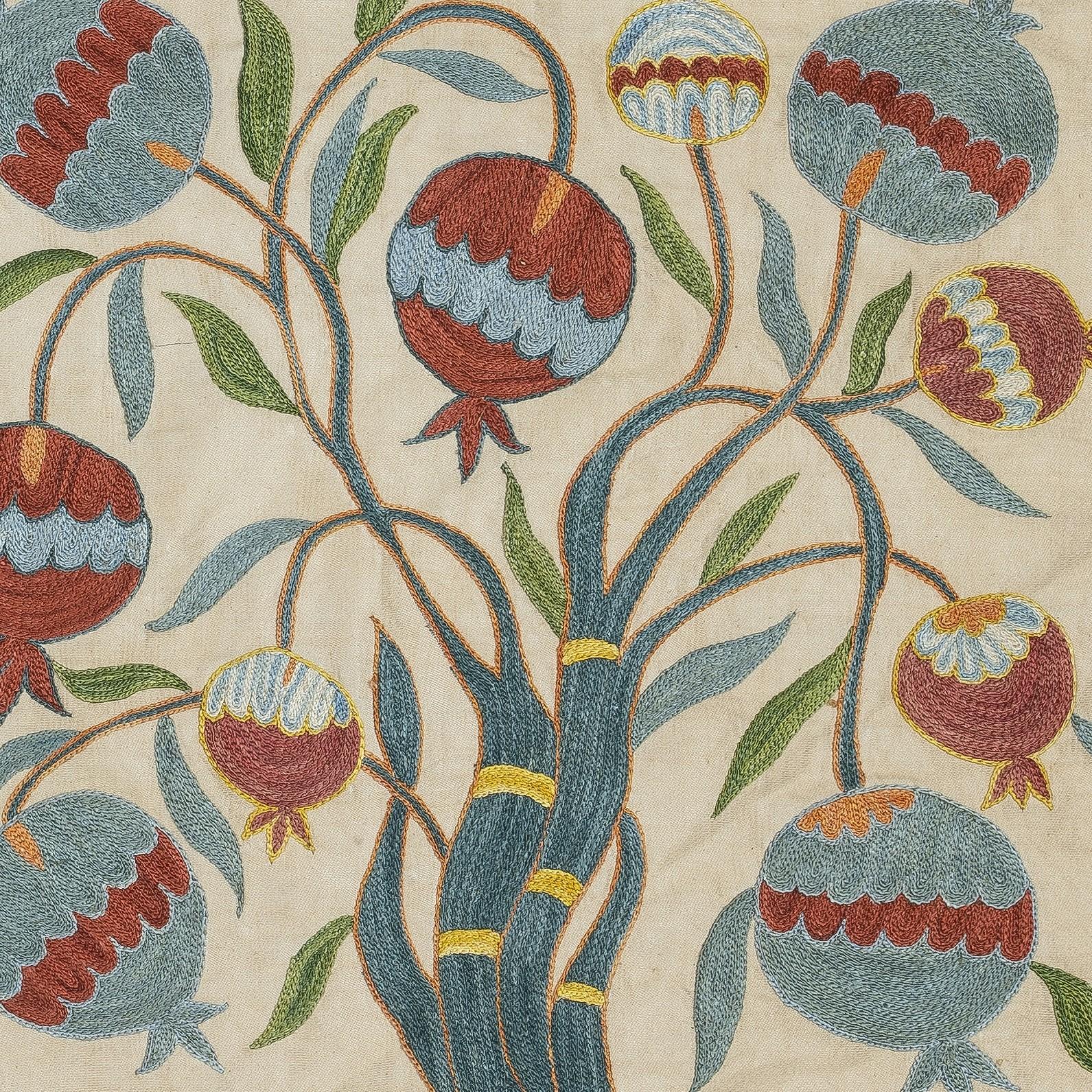 Nouvelle housse de coussin 100% soie brodée à la main - Art textile ouzbek authentique

Rehaussez votre décoration intérieure avec cette exquise housse de coussin Suzani brodée à la main, fabriquée à partir de 100 % de soie pure par des artisans