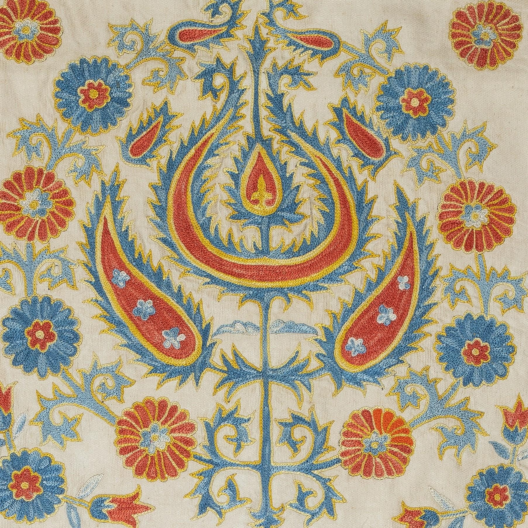 Nouvelle housse de coussin 100% soie brodée à la main - Art textile ouzbek authentique

Rehaussez votre décoration intérieure avec cette exquise housse de coussin Suzani brodée à la main, fabriquée à partir de 100 % de soie pure par des artisans
