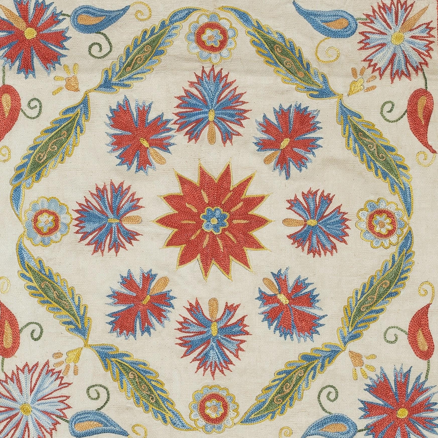 Neuer handbestickter Kissenbezug aus 100% Seide - Authentische usbekische Textilkunst

Verschönern Sie Ihr Zuhause mit diesem exquisiten, handbestickten Suzani-Kissenbezug, der von erfahrenen Kunsthandwerkern in Usbekistan aus 100 % reiner Seide