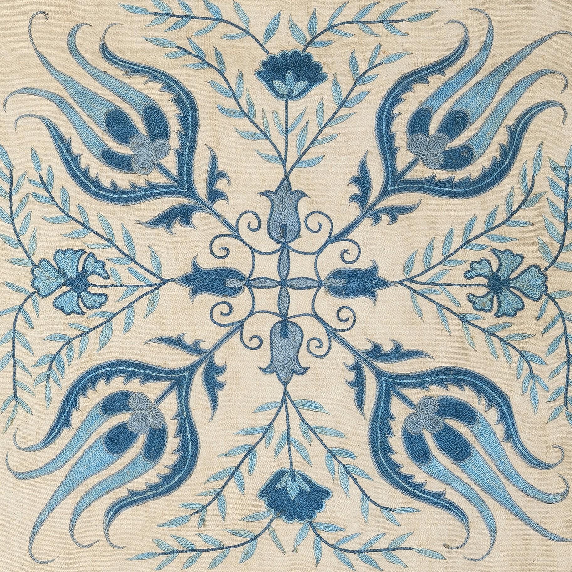 Neuer handbestickter Kissenbezug aus 100% Seide - Authentische usbekische Textilkunst

Verschönern Sie Ihr Zuhause mit diesem exquisiten, handbestickten Suzani-Kissenbezug, der von erfahrenen Kunsthandwerkern in Usbekistan aus 100 % reiner Seide
