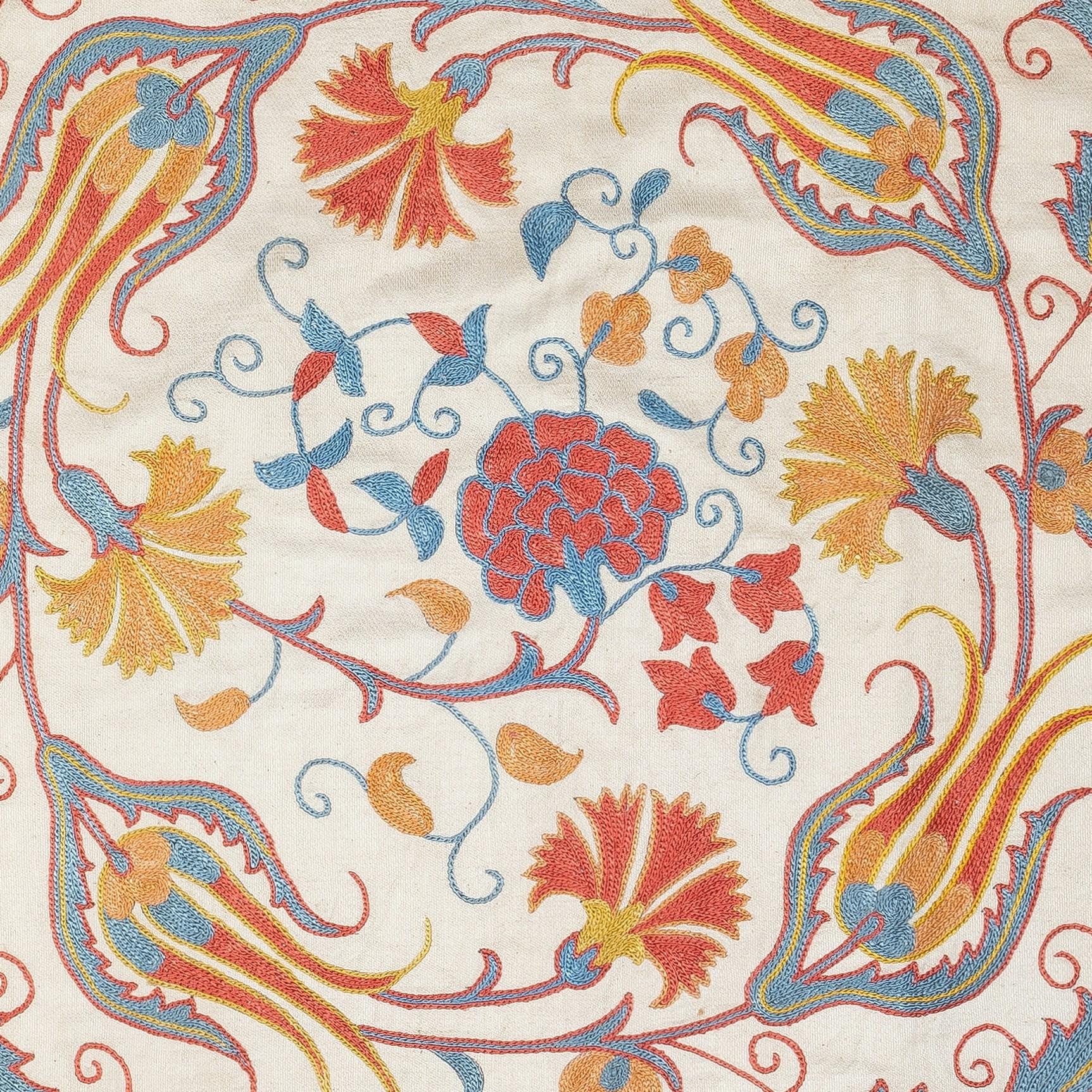 Nouvelle housse de coussin 100% soie brodée à la main - Art textile ouzbek authentique

Rehaussez votre décoration intérieure avec cette exquise housse de coussin Suzani brodée à la main, fabriquée à partir de 100 % de soie pure par des artisans