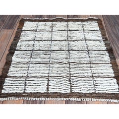 2'1"x2'8" Daisy White Moroccan Weave with Grid Design Hand Knotted Wool Mat Rug