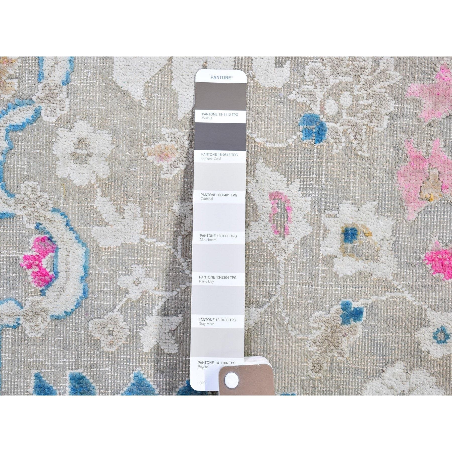 Il s'agit d'un véritable tapis oriental noué à la main, unique en son genre, composé de soie colorée Sari et de laine texturée Oushak Influence. Il a été tissé pendant des mois et des mois selon les techniques séculaires de l'artisanat persan par