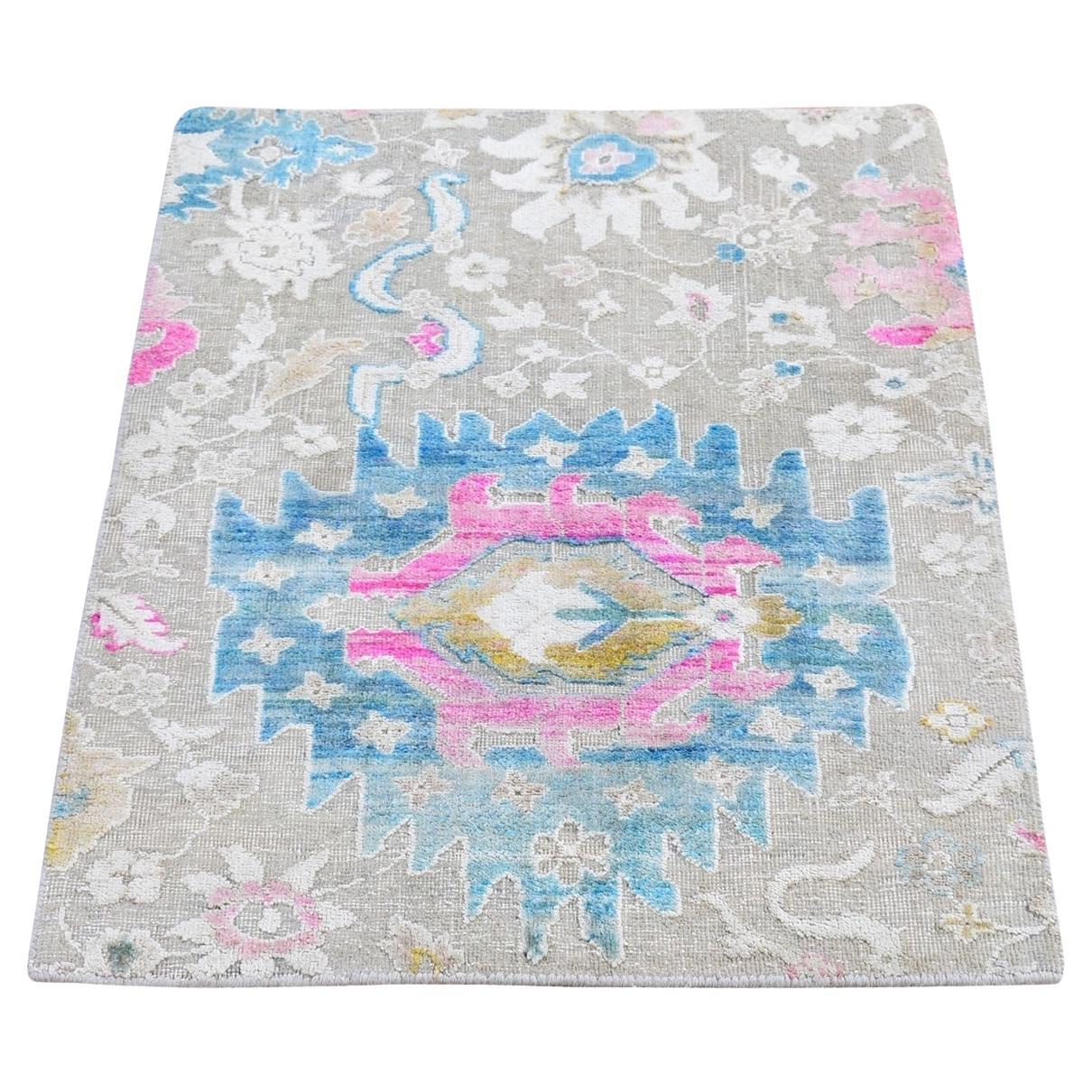 2'1 "x3' Tapis coloré en soie Sari et laine texturée Oushak Influence noué à la main en vente