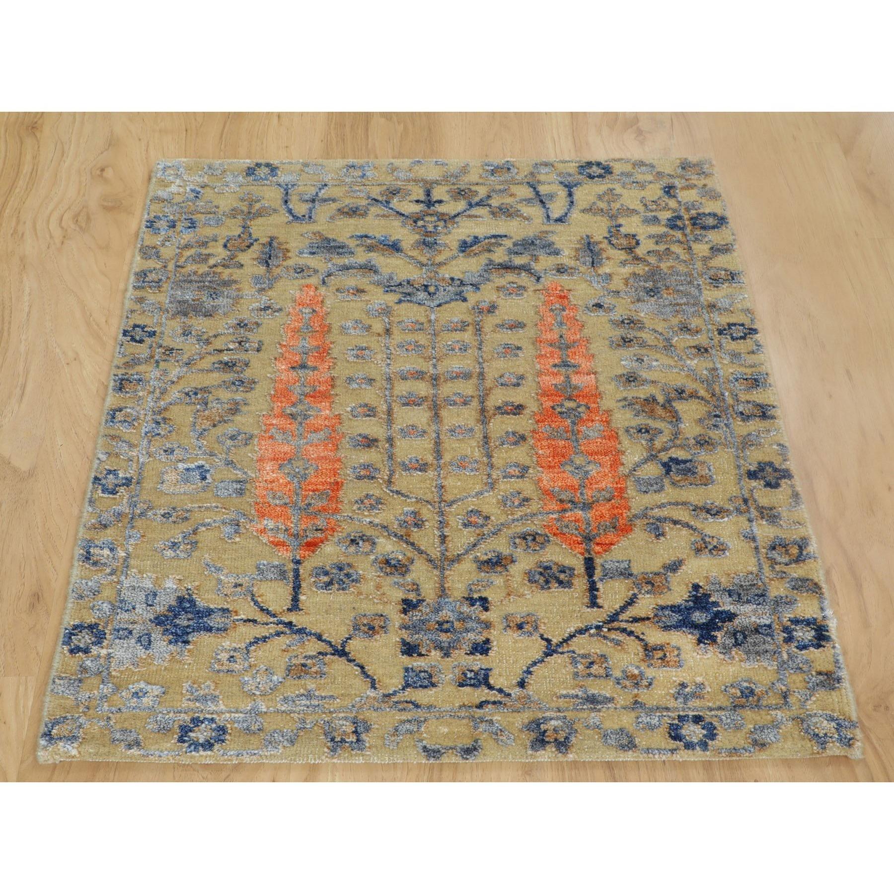 Il s'agit d'un véritable tapis d'Orient noué à la main, unique en son genre, à motif d'arbre de cyprès en soie et laine texturée. Il a été noué pendant des mois et des mois selon les techniques séculaires du tissage persan par des artisans