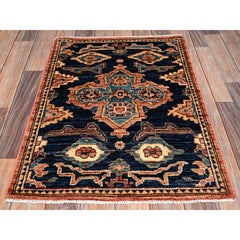 Handgeknüpfter Teppich aus weicher Wolle, 63,5 cm x 91,4 cm, in Mitternachtsblau mit großem Medaillonmuster