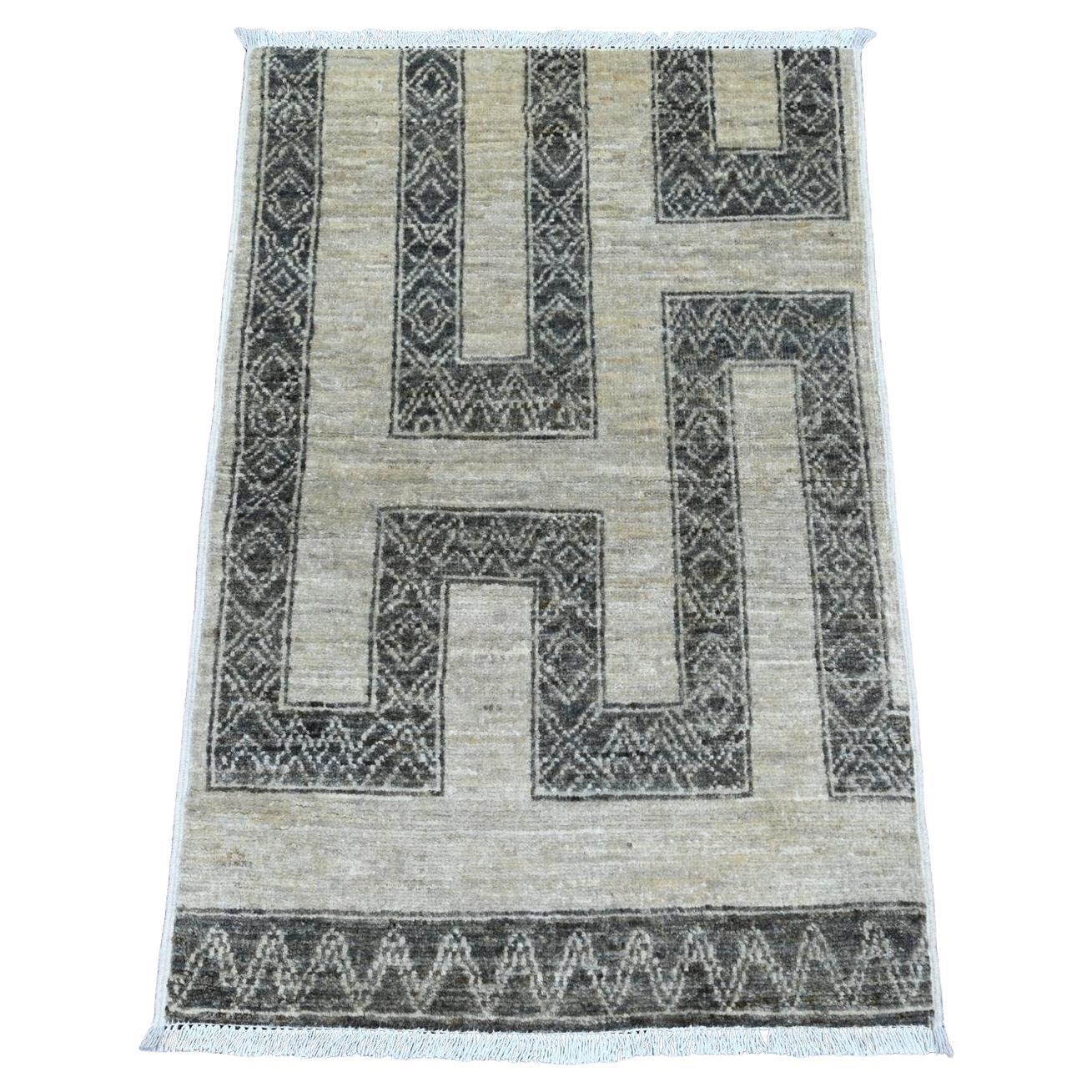 Tappeto in lana annodato a mano con influenza berbera marocchina e disegno geometrico.