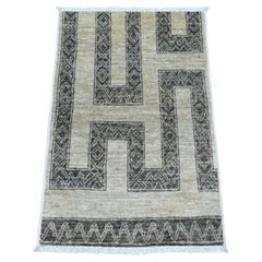 Tappeto in lana annodato a mano con influenza berbera marocchina e disegno geometrico.