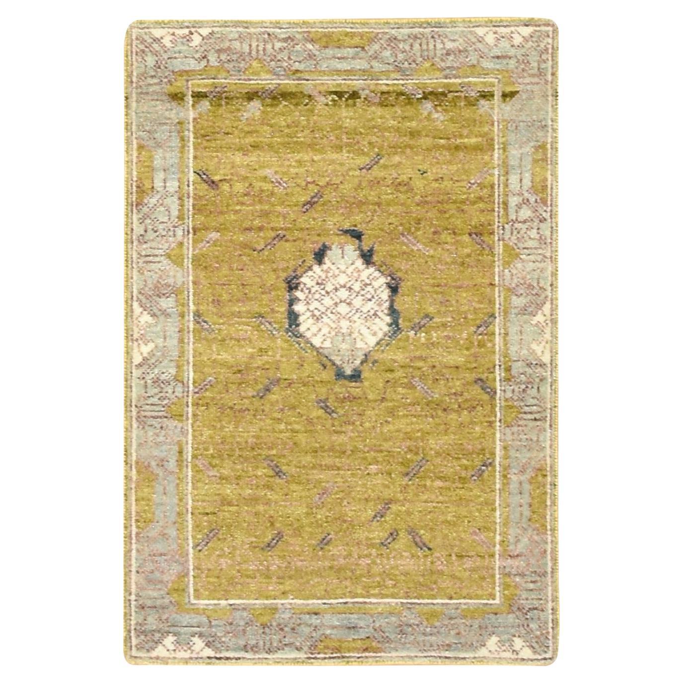 2
1 "x3
1" Golden Yellow Pinecone Design Hand Knotsted Wool Sample Tapis d
Orient