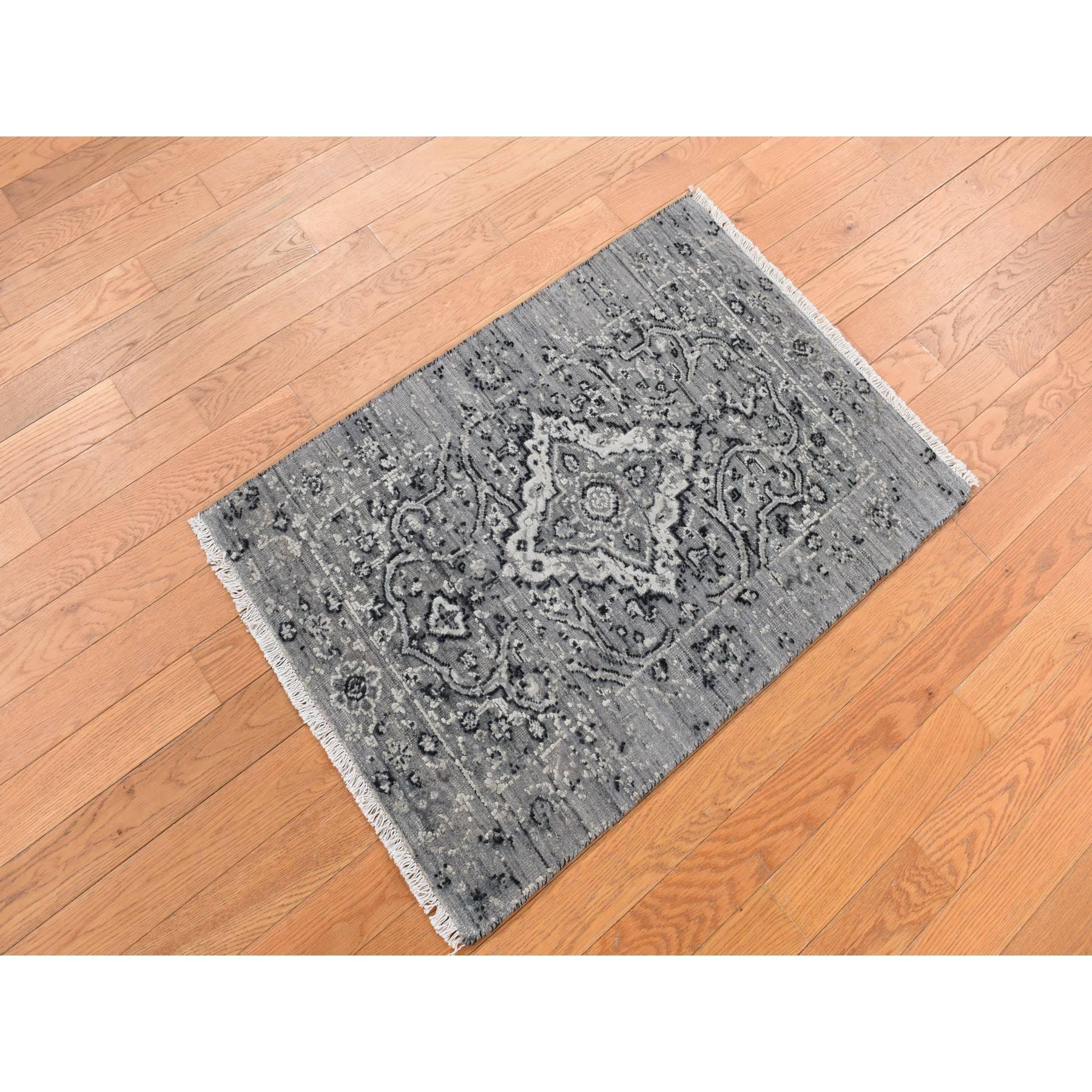 Battleship Gray, Broken Persian Erased Design, Silk with Textured Wool, Hand Knotted, Sample Mat Oriental Rug<Primary materials : Laine et soieLatex : NoHauteur des poils : 0.25 Inches
Style : Transitionnel
Couleur primaire : Gris
Couleurs