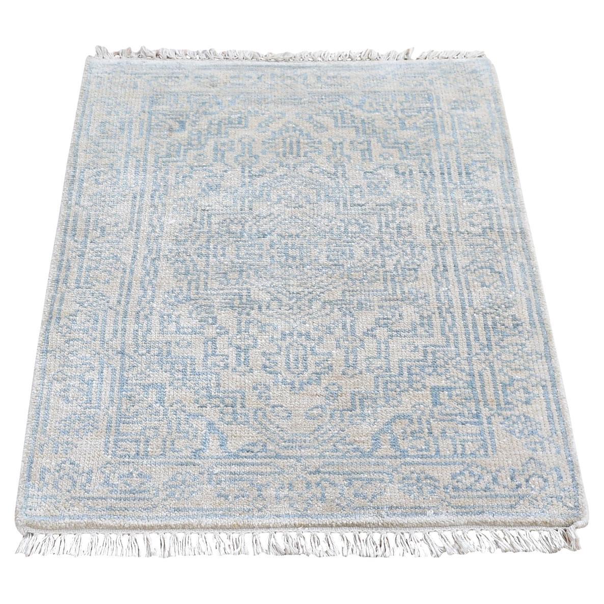 Tappeto avorio in lana lavata e pura seta con disegno Heriz persiano annodato a mano in vendita