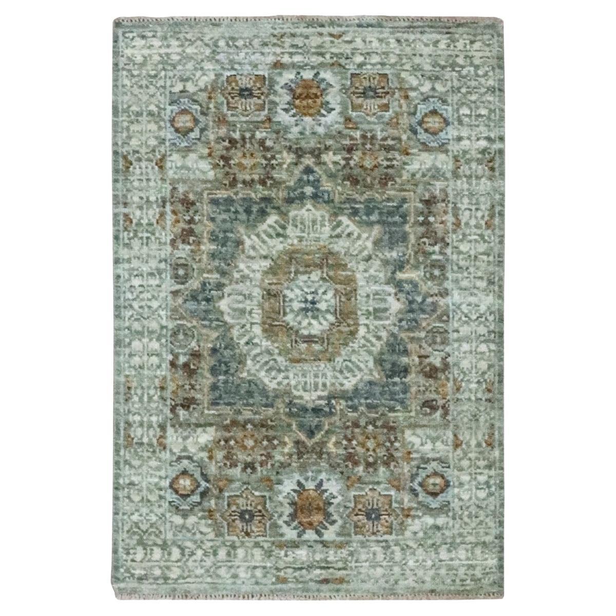 Tappeto Small Design/One in lana annodato a mano con disegno Mamluke, di colore verde salvia.