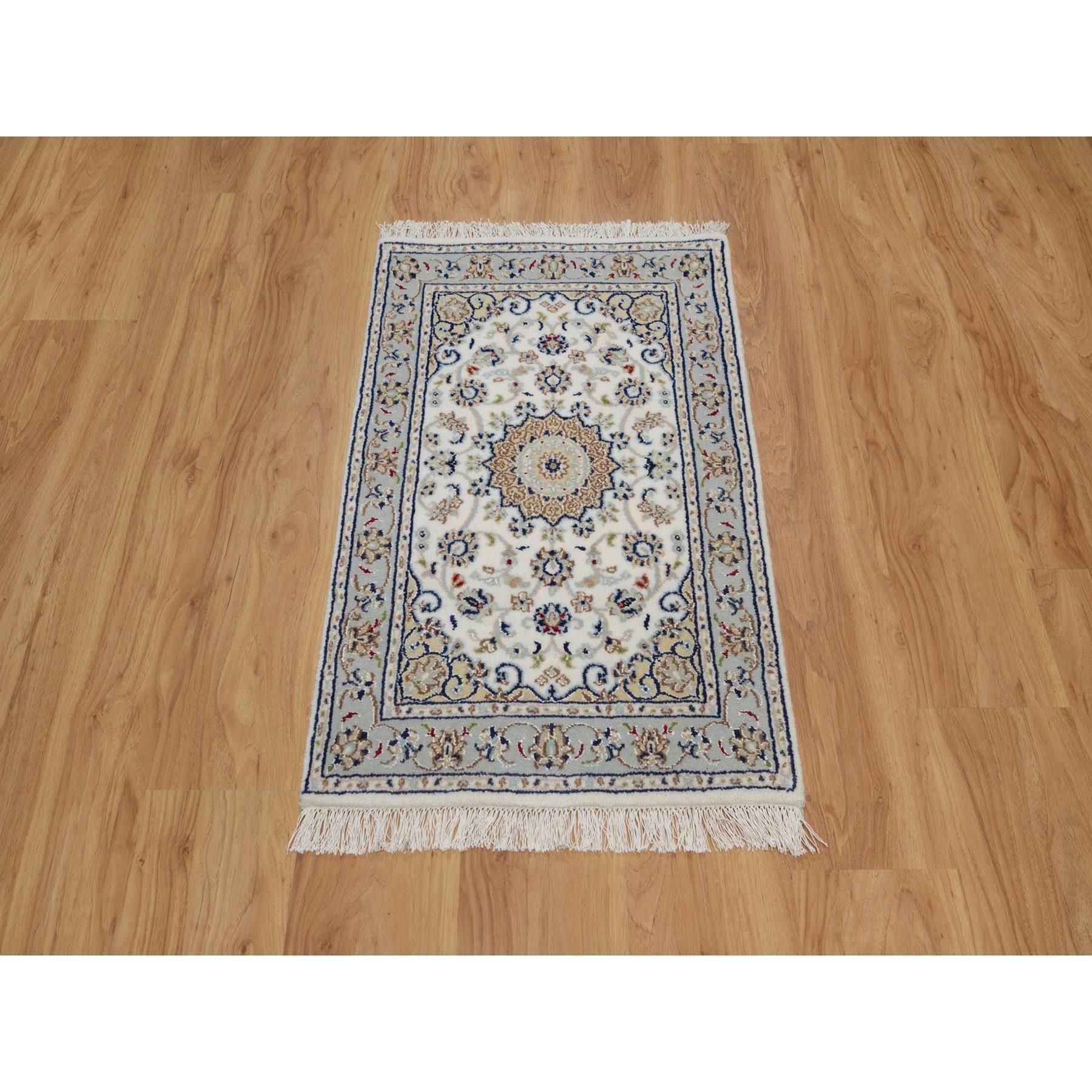 Blanco Polvo, Nain con Diseño de Medallón de Flores, Anudado a Mano, Pelo Suave, Lana y Seda, 250 KPSI, Estera, Muestra, Alfombra Oriental<br /><br />Materiales Primarios: Lana y SedaLátex: NoAltura del pelo: 0,25 pulgadasEstilo: TradicionalColor