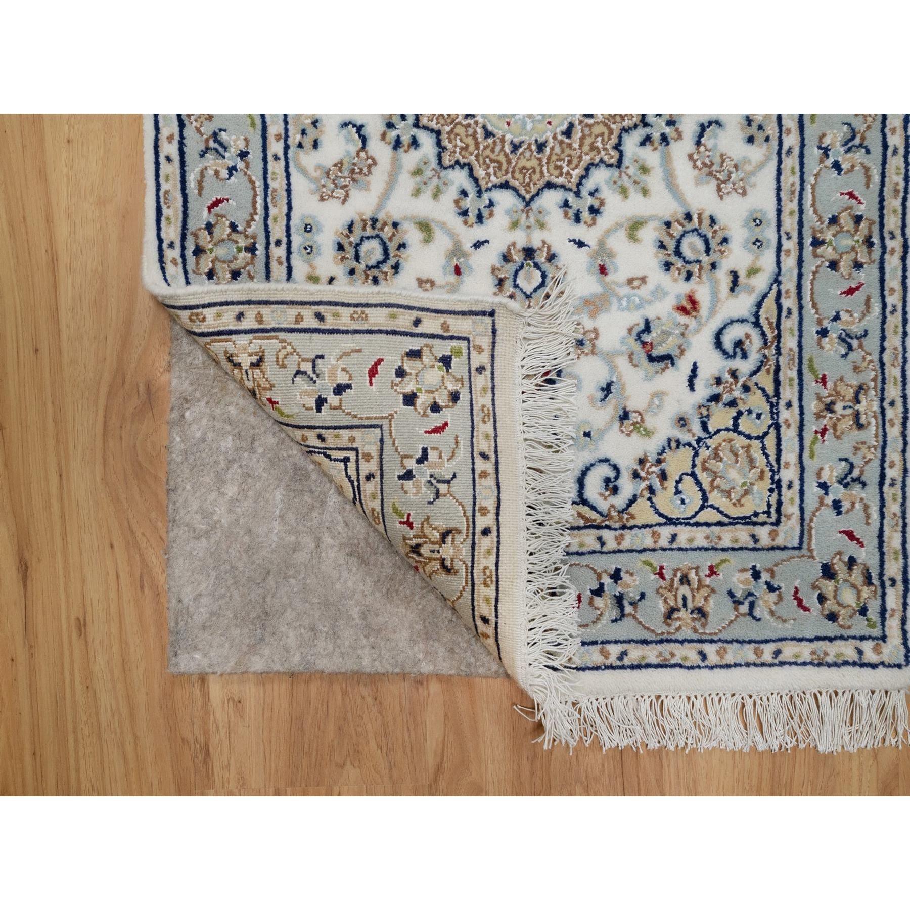 Alfombra de Lana y Seda Anudada a Mano con Diseño de Medallón de Flores Nain Marfil de 2'1 